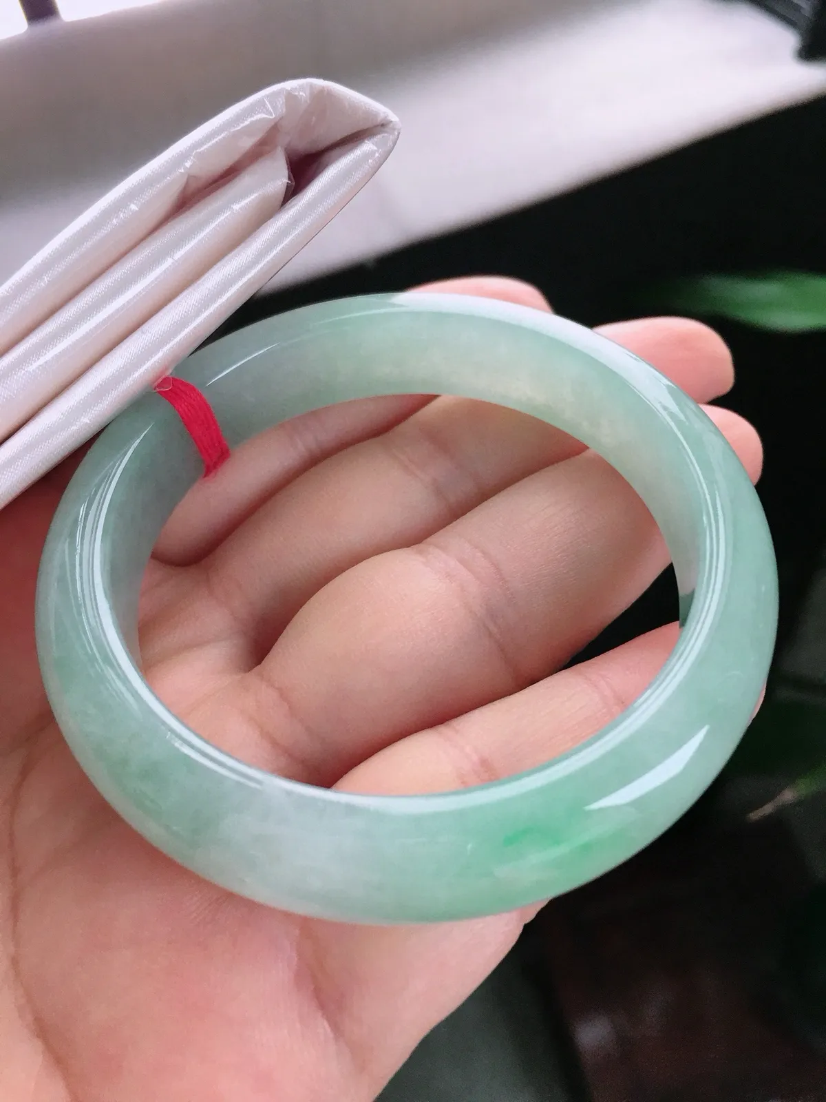圈口55.6，正圈手镯，绿底色花，玉质冰润，尺寸55.6-13-7.7mm