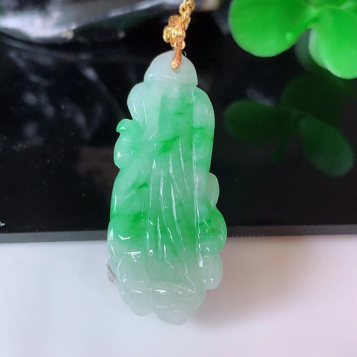 18K金镶嵌飘绿招百财白菜翡翠吊坠，百财聚来，财源滚滚，色泽鲜艳，精工水润的白菜，性价比高！#1.12