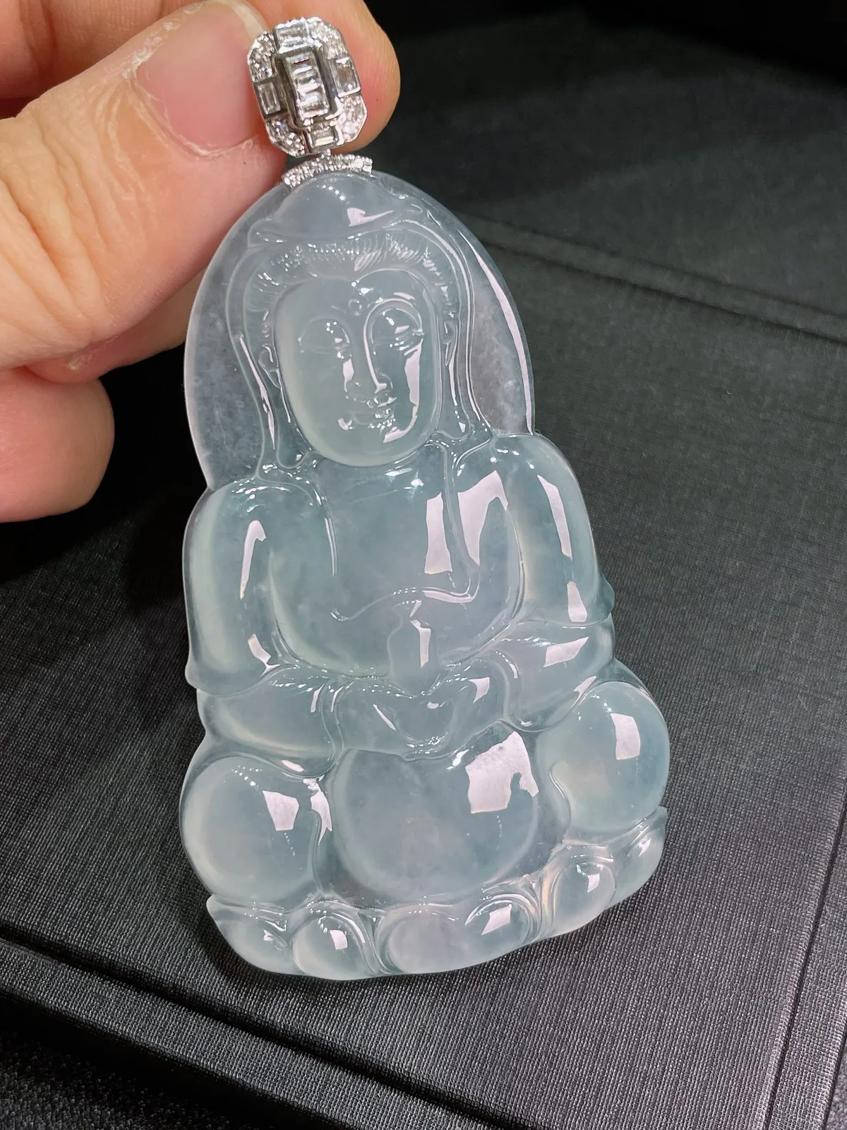 天然缅甸a货翡翠18k金镶嵌
白冰菩萨吊坠lf123
