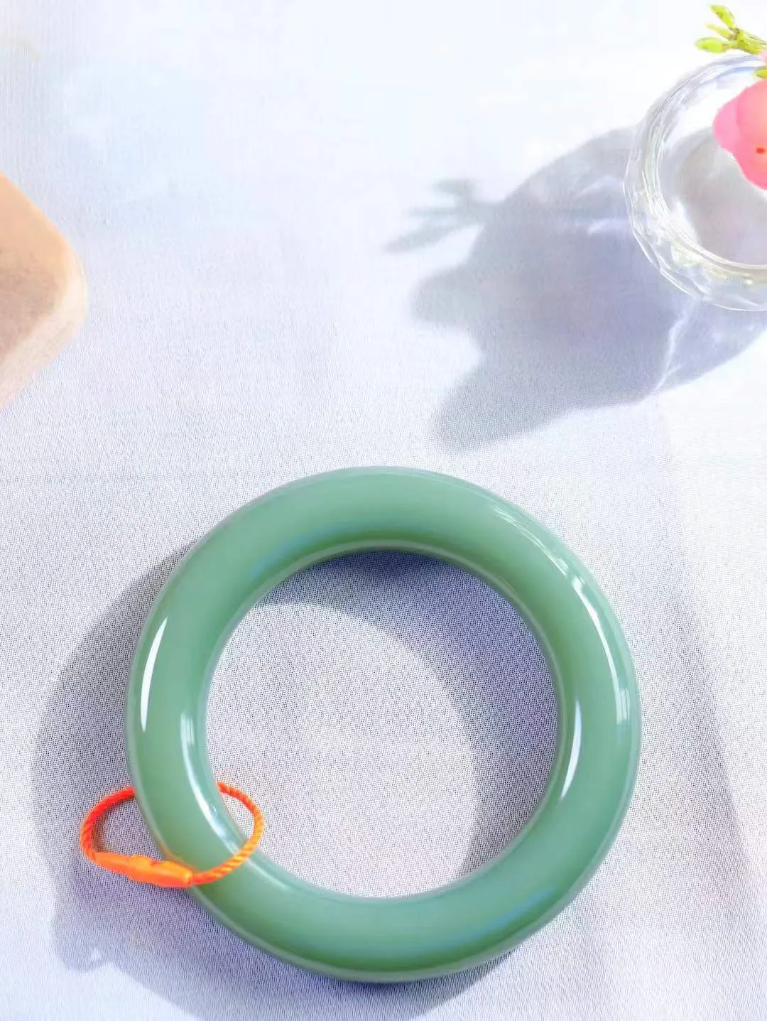 [温润如玉.手镯]

收藏级臻品️和田玉碧玉圆条手镯。玉质温润细腻 油性十足 手感舒适，高华雅逸，线条流畅，简约大气，美自天成，素雅高贵。佩戴于腕间，婉约之美，举手投足间透出那份低调奢华。重80克 内径52.4mm尺寸12.8-13.3mm 78701114T