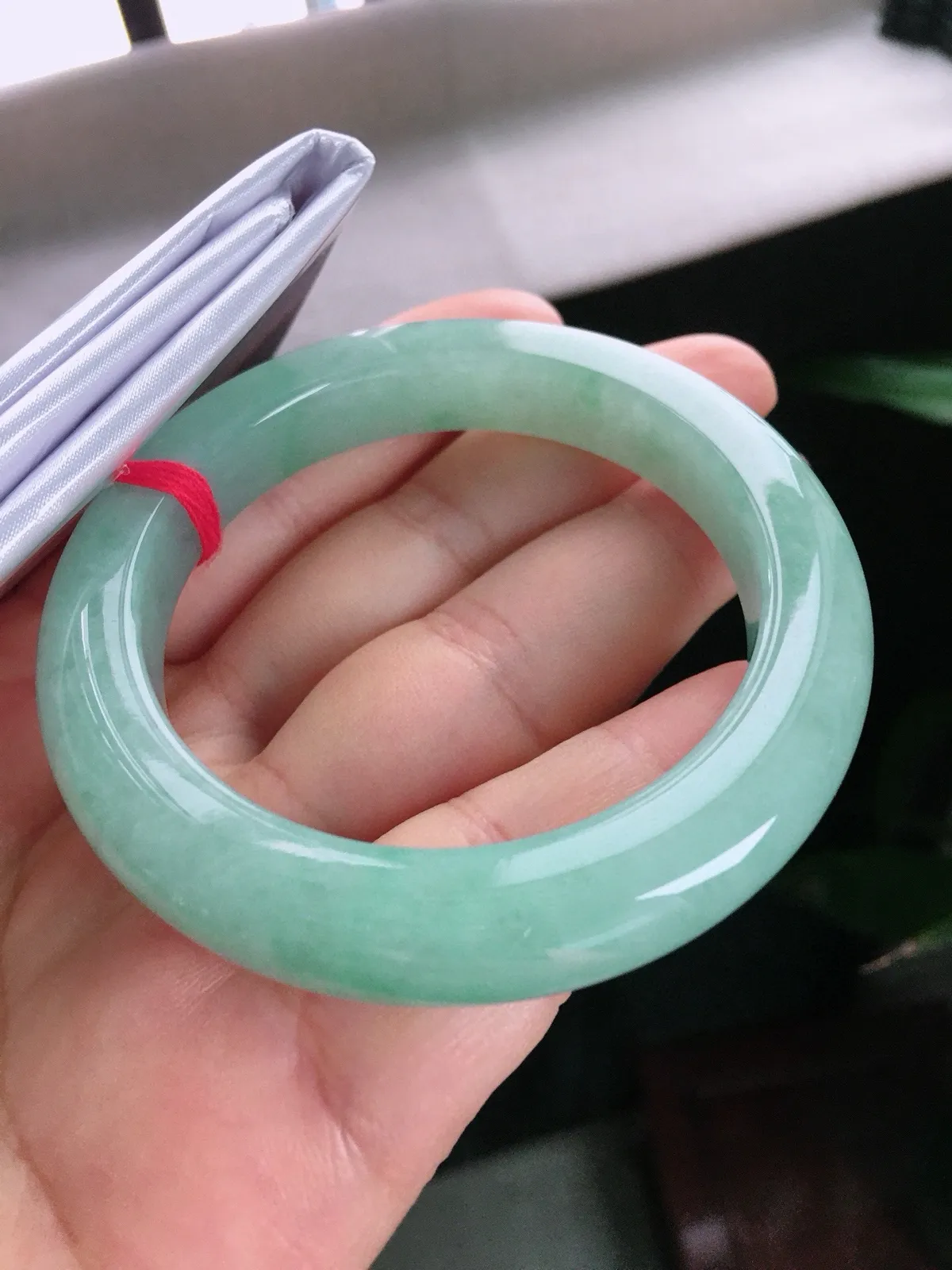 圈口54.5，正圈手镯，绿底，玉质冰润，尺寸54.5-11.3-10mm