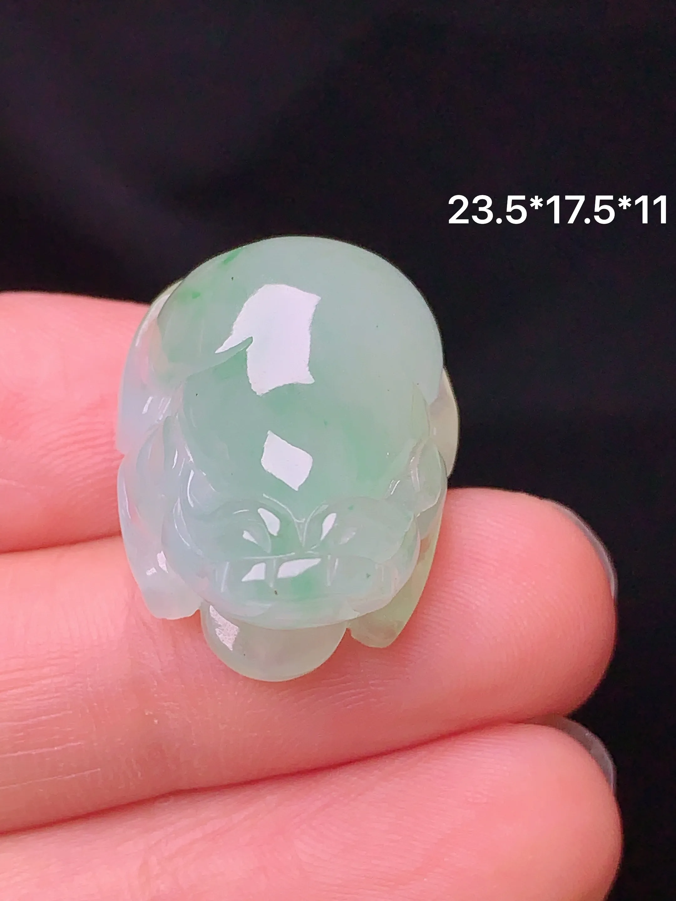 飘绿貔貅吊坠 玉质细腻 水润亮眼 整体尺寸23.5*17.5*11