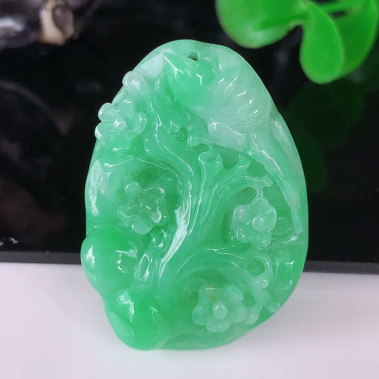 自然光实拍，冰润满绿翡翠喜上眉梢吊坠，种老水足，雕工精湛 ，寓意美好，佩戴时尚出众！#57.12