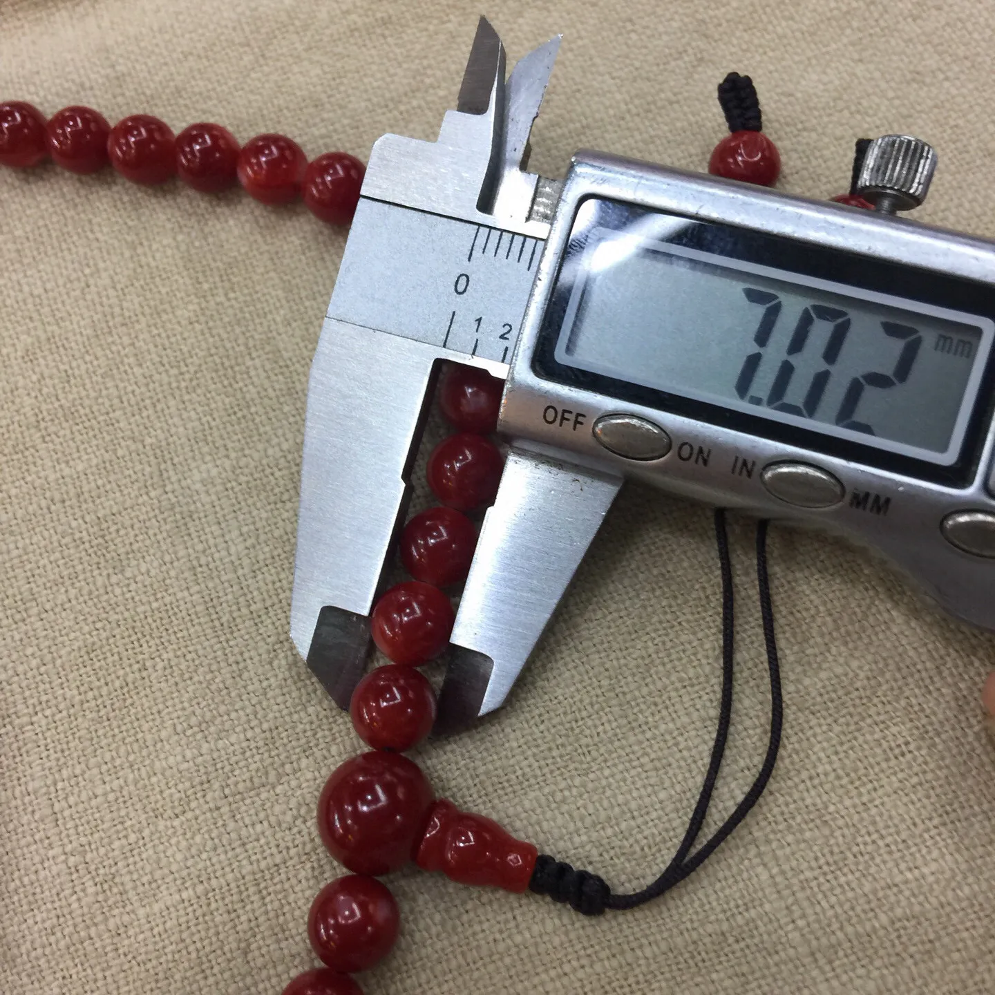 【天然日本阿卡牛血红珊瑚7mm圆珠108粒佛珠链】项链手链两用款！️遇不可求！日本产地，阿卡材料，深牛血红颜色，光泽柔润透亮，直径约7.02-6.11mm，重量47.14克，珊瑚本为佛教珍宝，来自深海千年生长，有生长纹，属于有机宝石，气场强大，稀少珍贵！每粒均为天然无添加无修补！少虫眼少白芯！收藏精品！传承宝贝！
