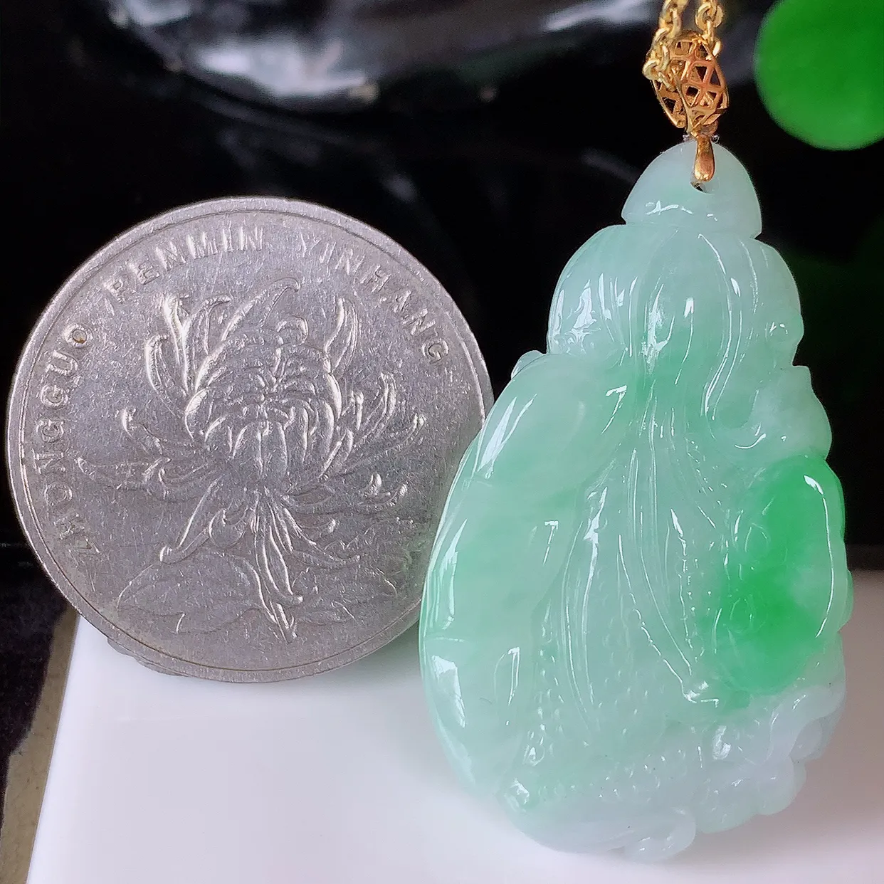18K金镶嵌飘绿招百财白菜翡翠吊坠，百财聚来，财源滚滚，色泽鲜艳，精工水润的白菜，性价比高！#1.12整体38.5裸石34.2*20*5.8