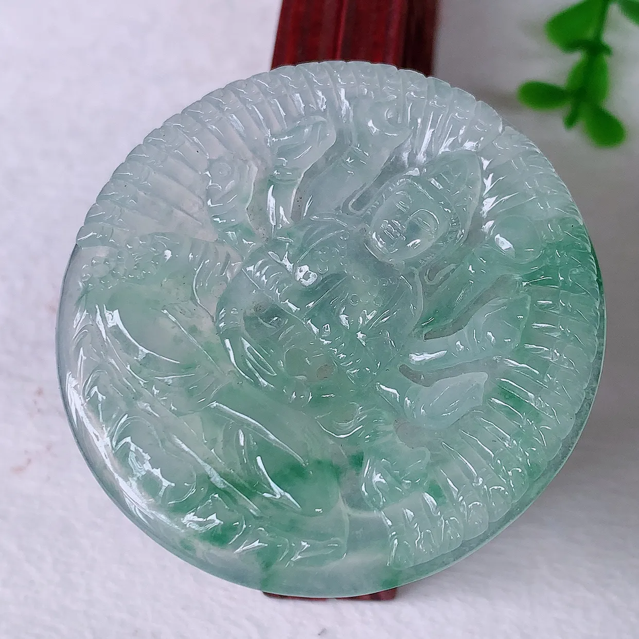 自然光实拍，冰种飘花千手观音吊坠，赐福翡翠观音，翠绿迷人，观音面相端庄，佩戴时尚出众！#89.12
