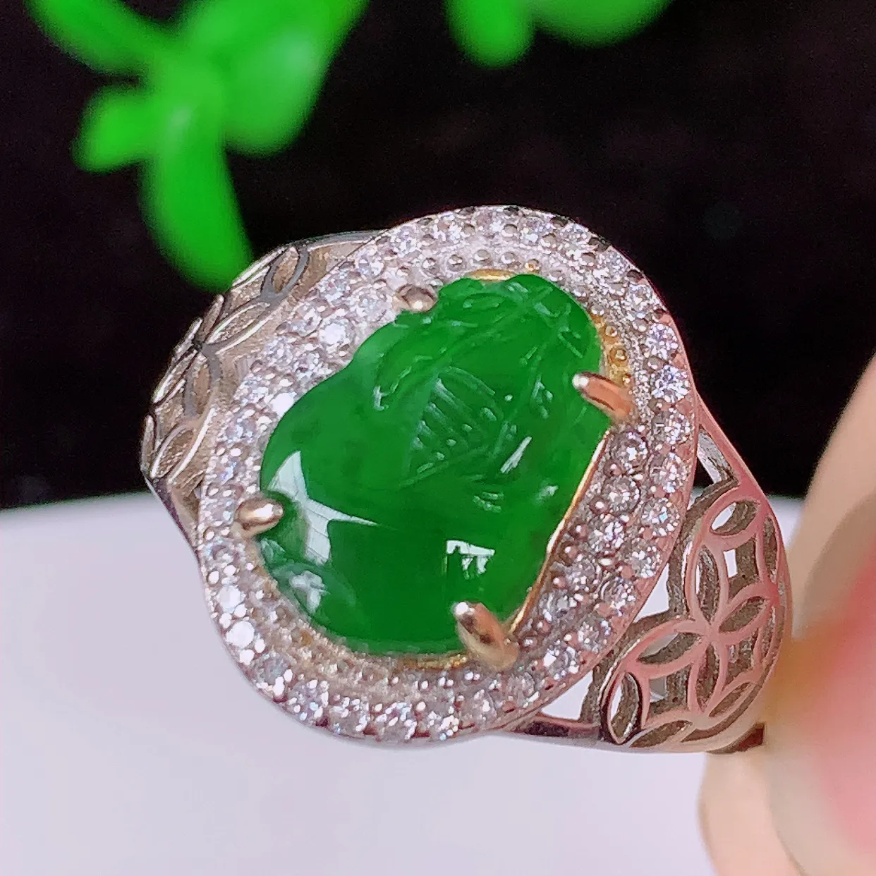 冰透满绿翡翠貔貅925银镶嵌戒指，自然光实拍，翠色灵动，颜色漂亮，品相佳，佩戴佳品！#97.12整体23.8*17.5*4.8裸石10*7（圈口可调大小）