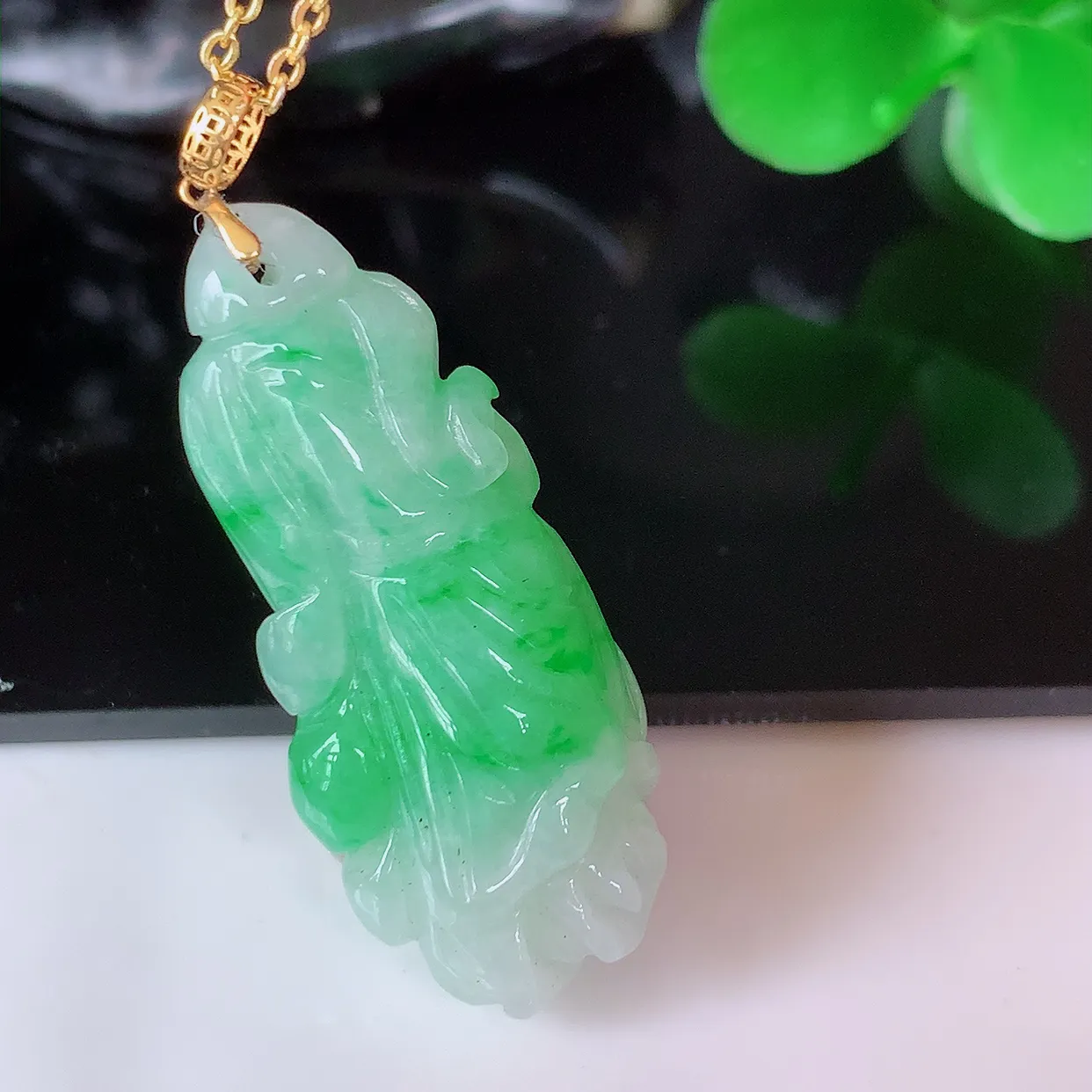 18K金镶嵌飘绿招百财白菜翡翠吊坠，百财聚来，财源滚滚，色泽鲜艳，精工水润的白菜，性价比高！#1.12