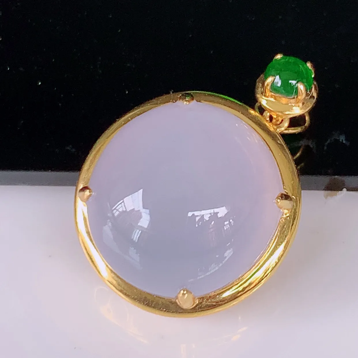 自然光实拍，18k金镶嵌冰透翡翠吊坠，冰胶饱满，起荧光，造型精美别致，送礼或自留佳选！#89.12整