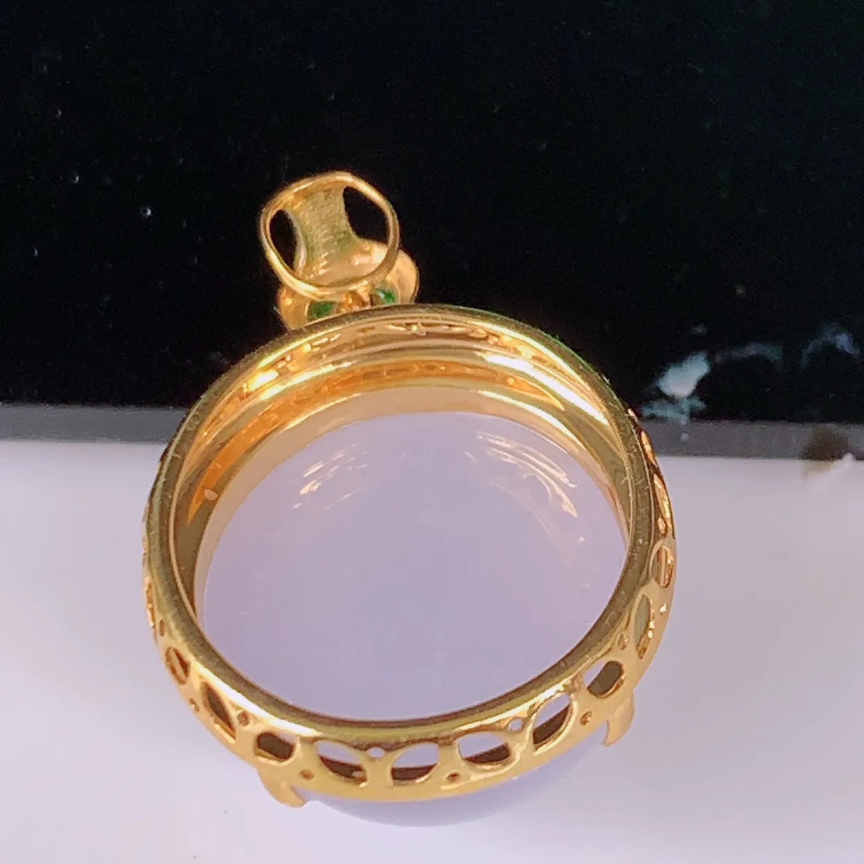 自然光实拍，18k金镶嵌冰透翡翠吊坠，冰胶饱满，起荧光，造型精美别致，送礼或自留佳选！#89.12整体19.5*14.5*9.8裸石12.5*12