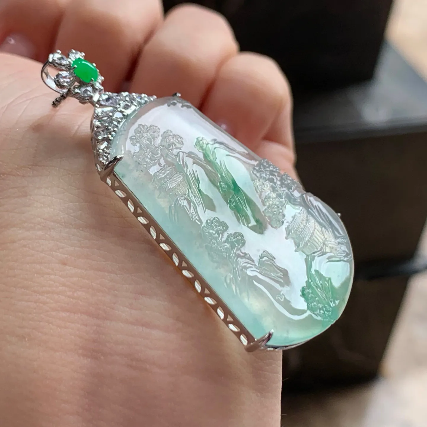 冰种色花山水牌
种老 真金镶嵌