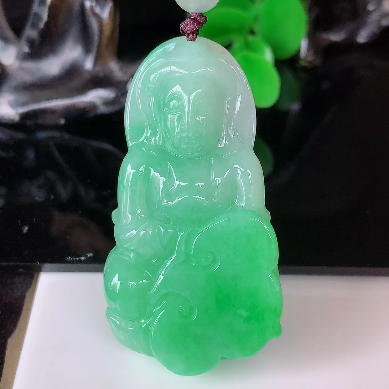 自然光实拍，冰润满绿观音吊坠，赐福翡翠观音，翠绿迷人，观音面相端庄，佩戴时尚出众！#46.12