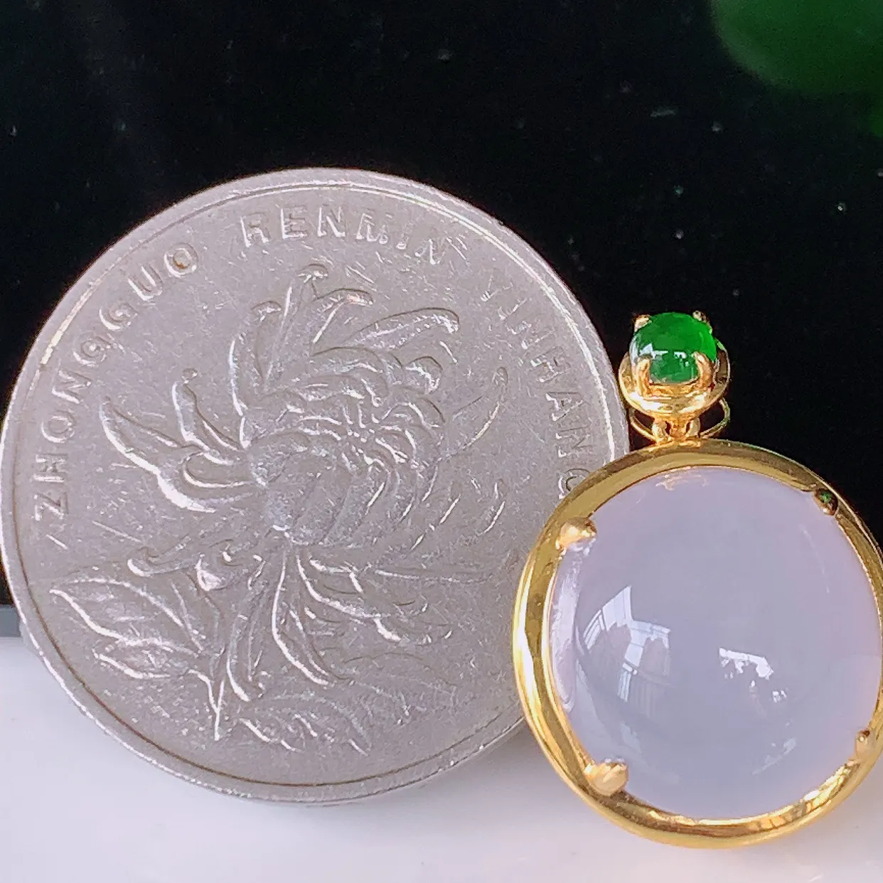 自然光实拍，18k金镶嵌冰透翡翠吊坠，冰胶饱满，起荧光，造型精美别致，送礼或自留佳选！#89.12整体19.5*14.5*9.8裸石12.5*12