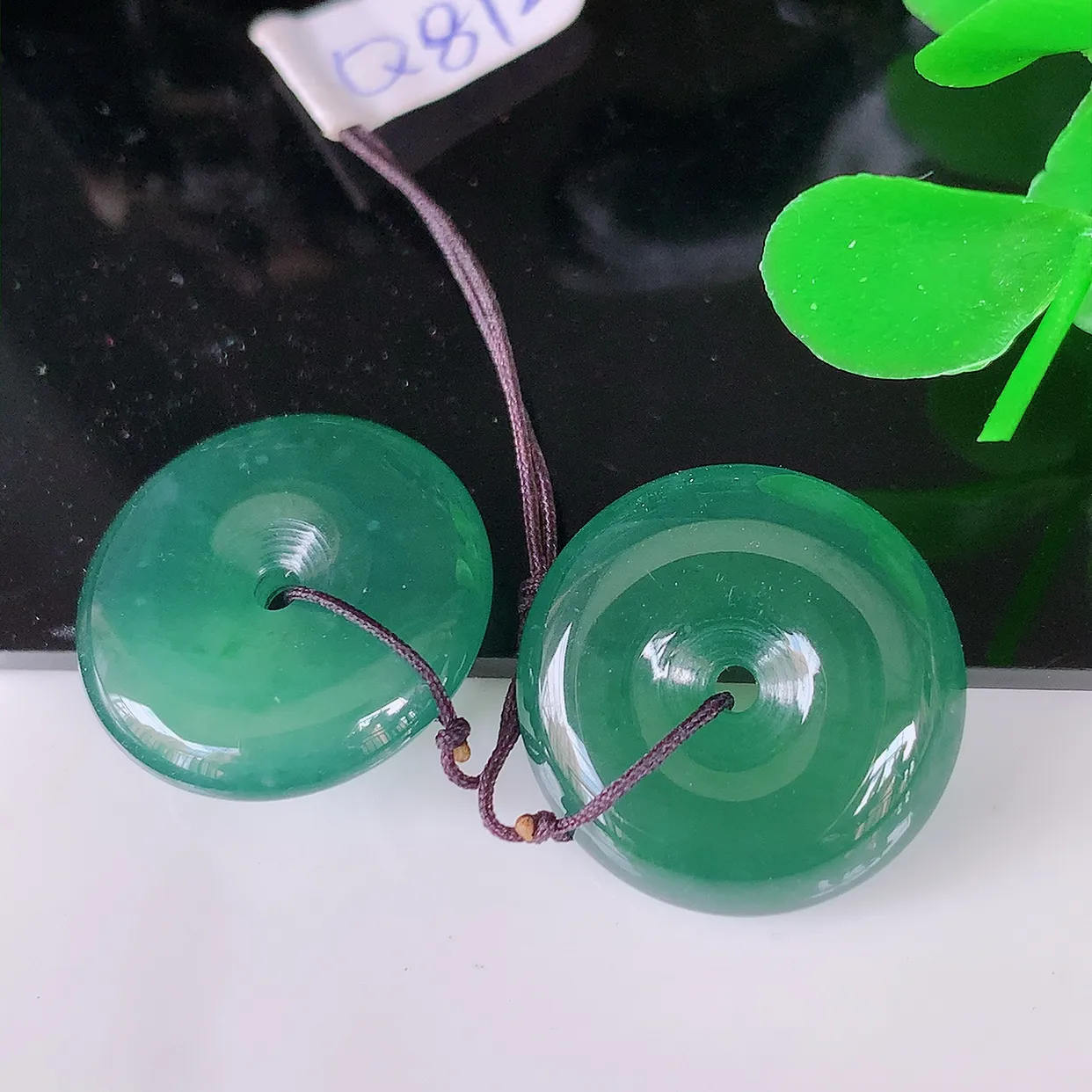 自然光实拍，冰种满色一对平安扣翡翠，翠色灵动，玉质细腻，颜色漂亮，品相佳，佩戴佳品！配银线 #49.12
