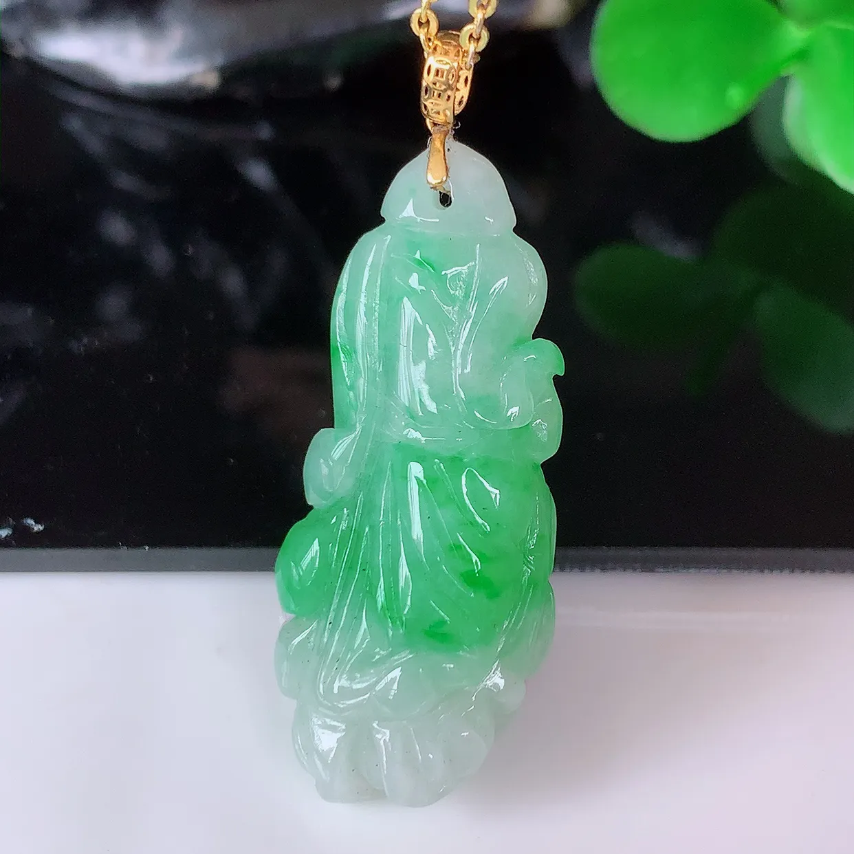 18K金镶嵌飘绿招百财白菜翡翠吊坠，百财聚来，财源滚滚，色泽鲜艳，精工水润的白菜，性价比高！#1.12