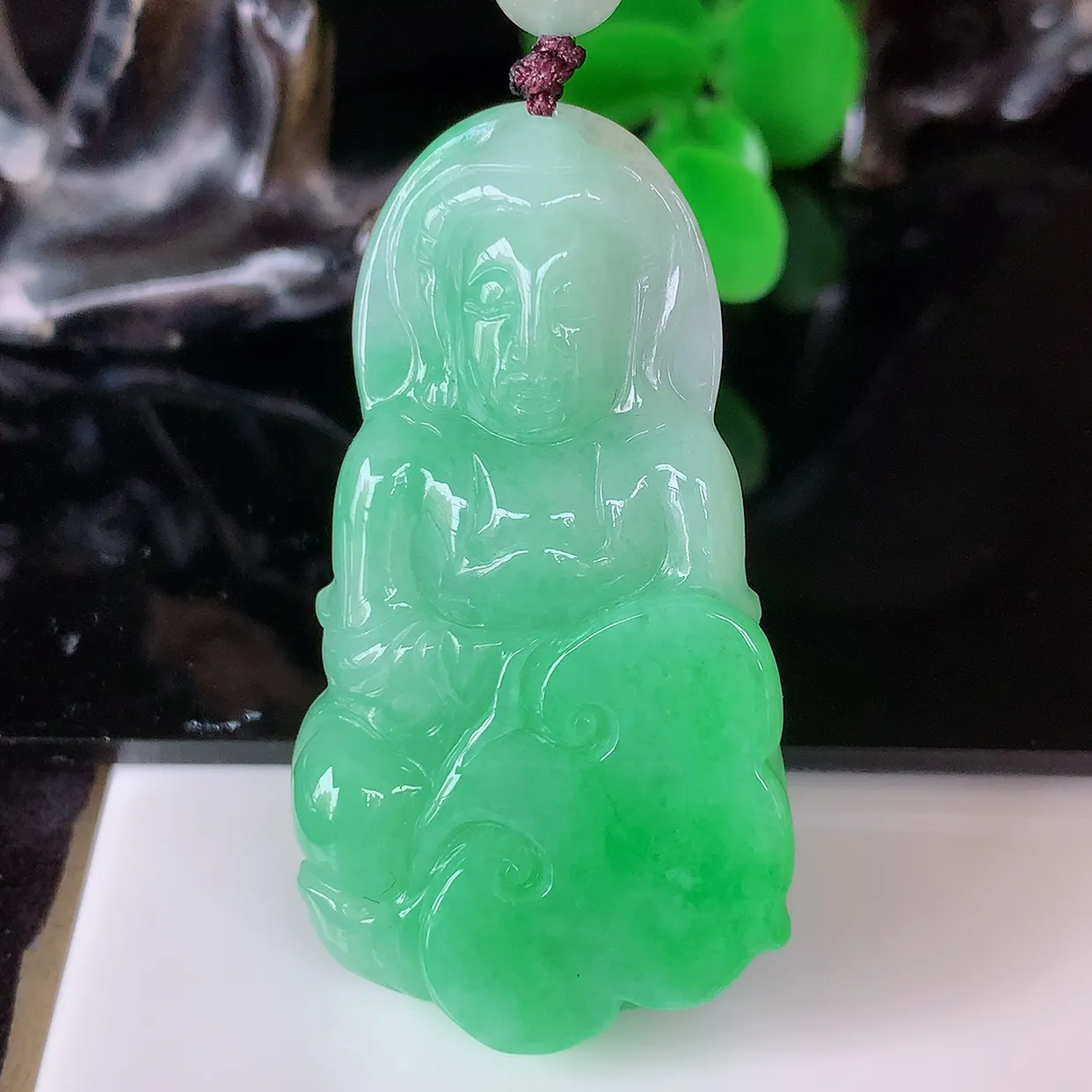 自然光实拍，冰润满绿观音吊坠，赐福翡翠观音，翠绿迷人，观音面相端庄，佩戴时尚出众！#46.12