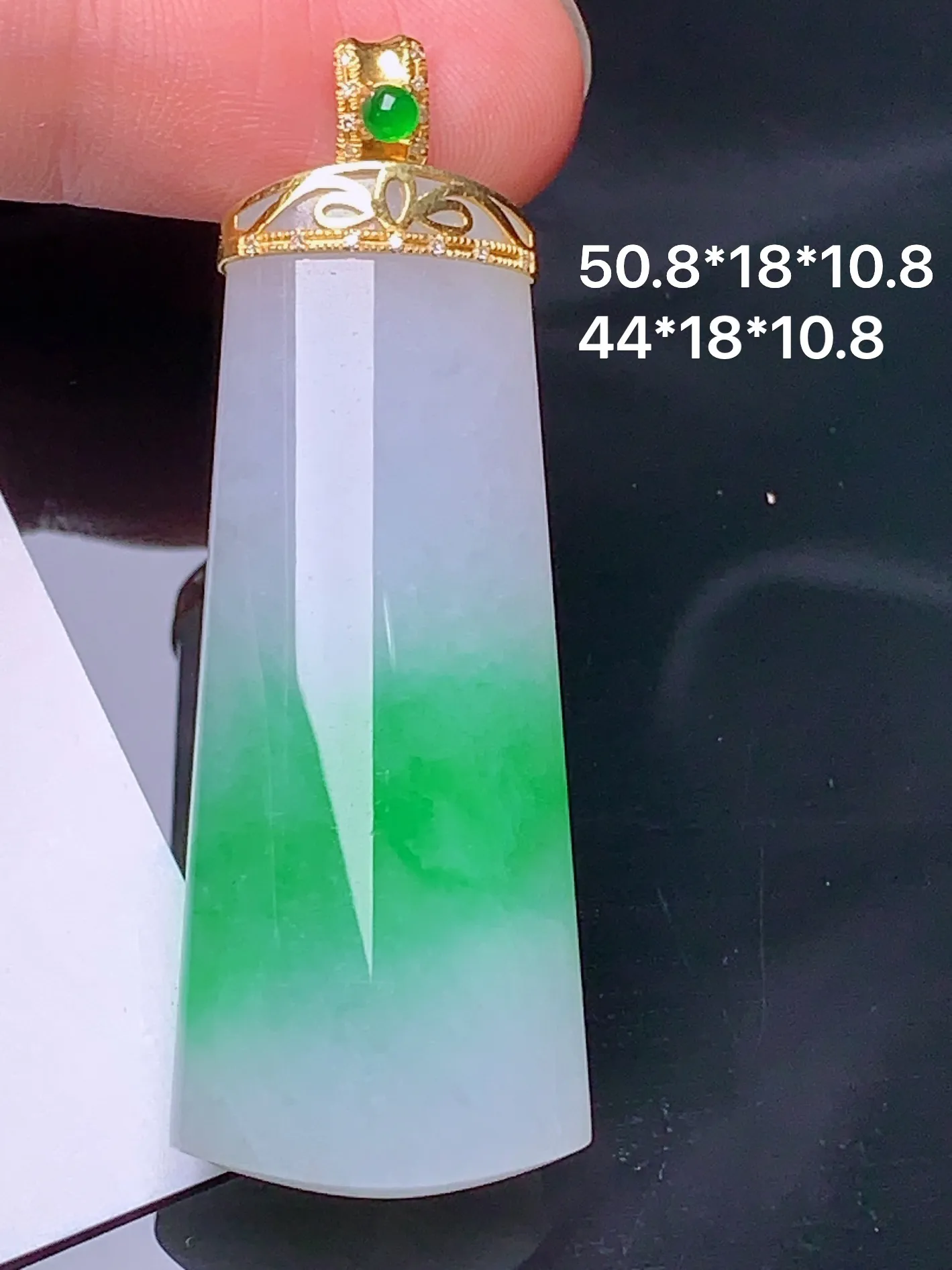 18k金镶嵌飘绿无事牌吊坠 玉质细腻 水润亮眼 整体尺寸50.8*18*10.8