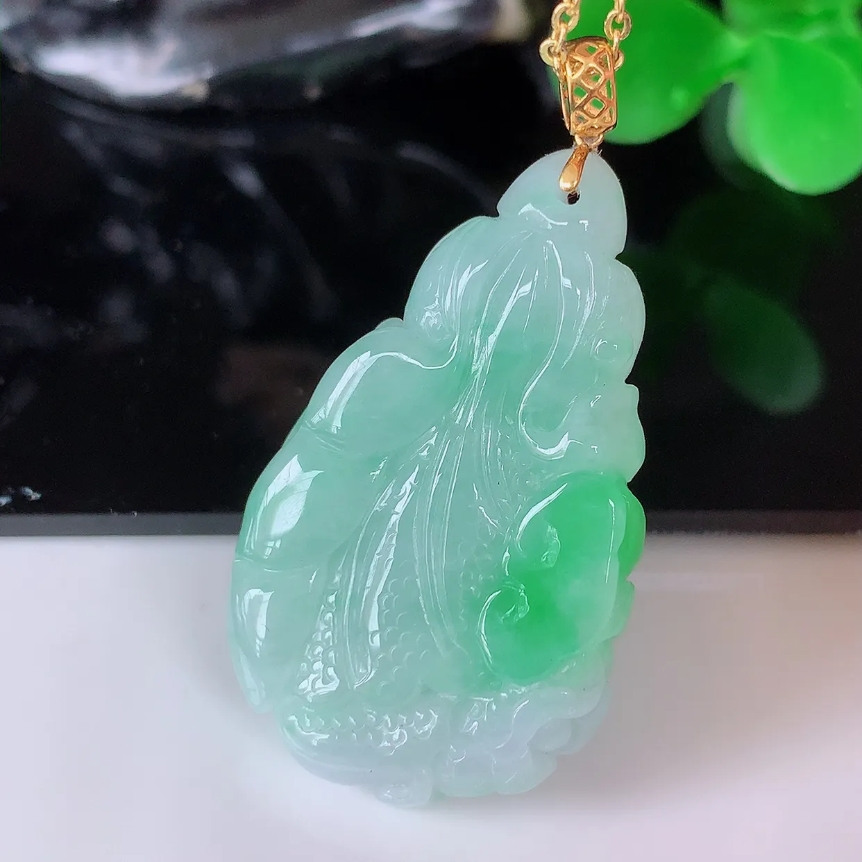 18K金镶嵌飘绿招百财白菜翡翠吊坠，百财聚来，财源滚滚，色泽鲜艳，精工水润的白菜，性价比高！#1.12整体38.5裸石34.2*20*5.8