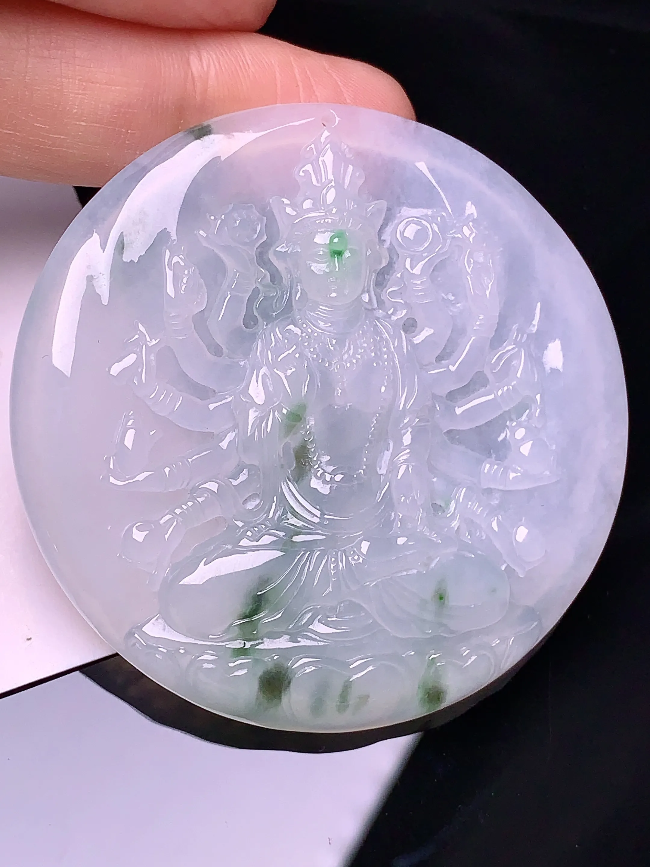 飘绿千手观音吊坠 玉质细腻 水润亮眼 整体尺寸52.6*5.8