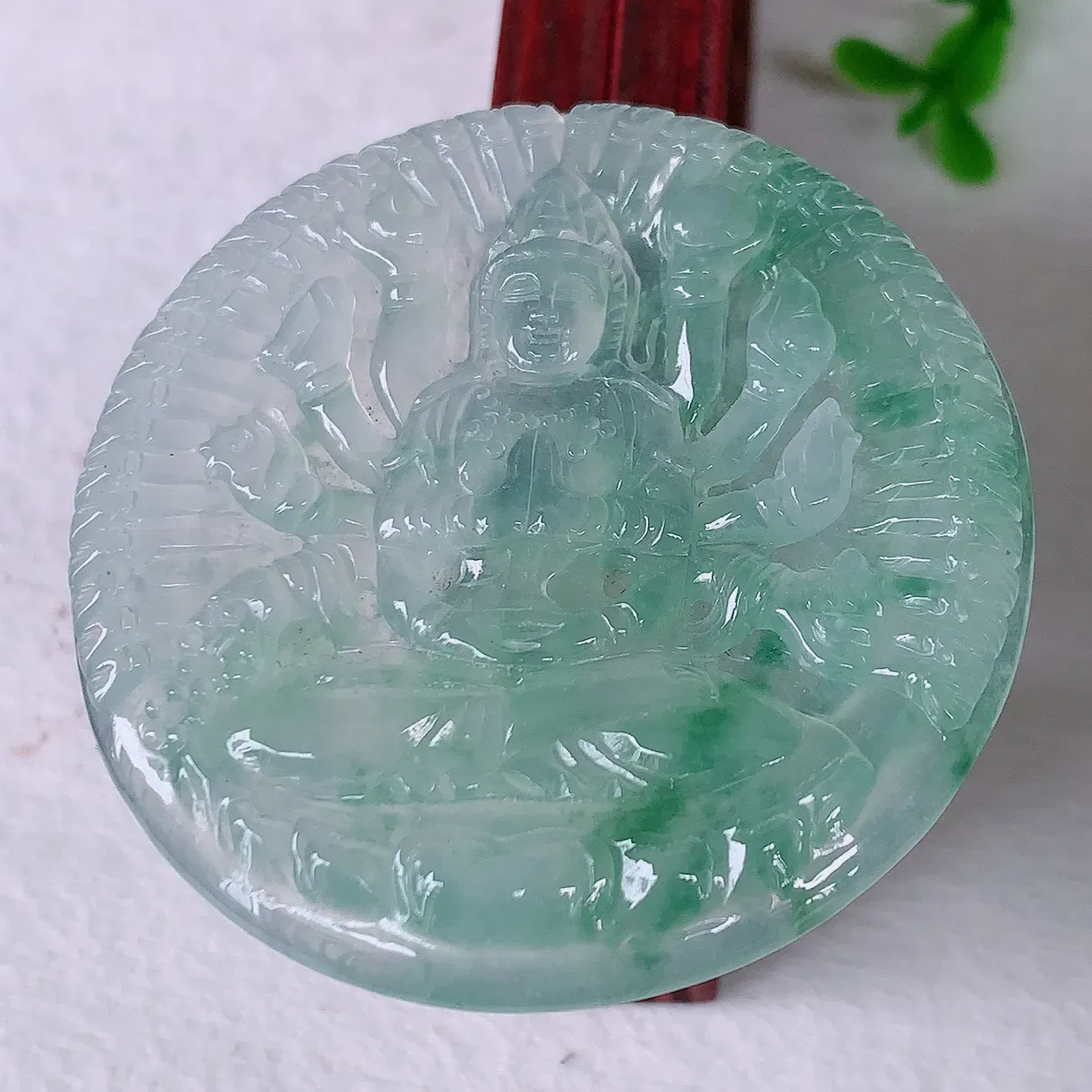 自然光实拍，冰种飘花千手观音吊坠，赐福翡翠观音，翠绿迷人，观音面相端庄，佩戴时尚出众！#89.12