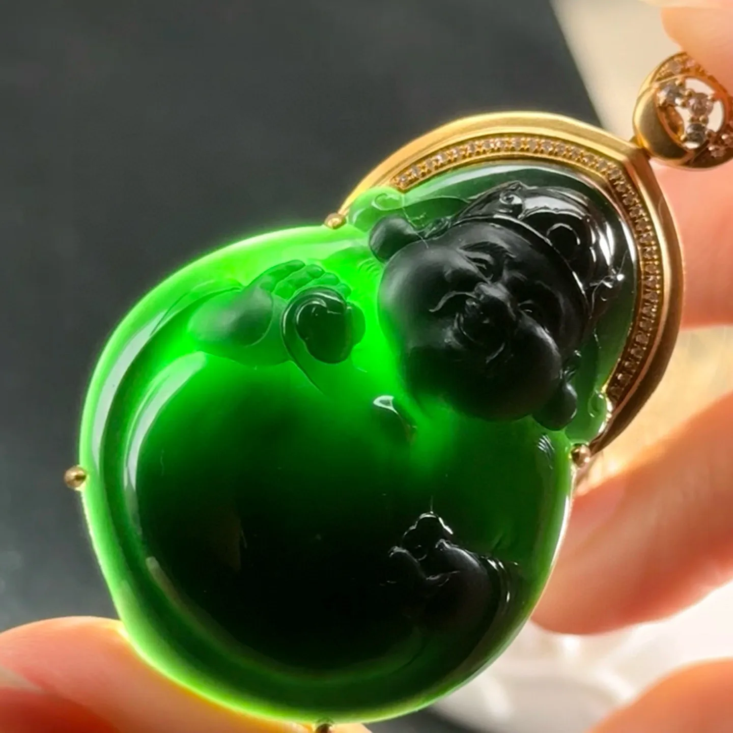 精品18k墨翠财神 种好色正 黑度极好 打灯通透油性十足 尺寸53.9