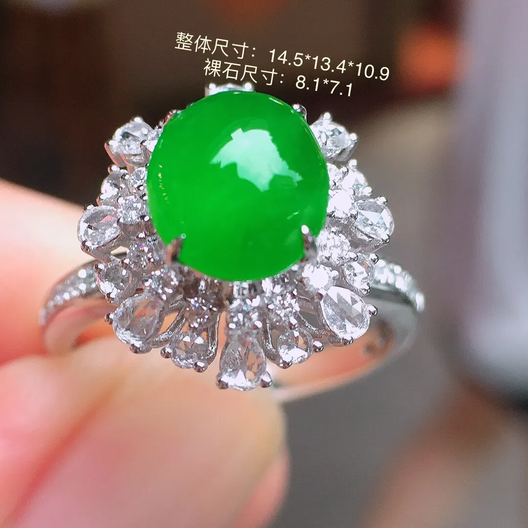 阳绿蛋面戒指，色泽均匀艳丽，玉质细腻，荧光感超
强，饱满圆润，气质满满。18k
金豪华镶嵌