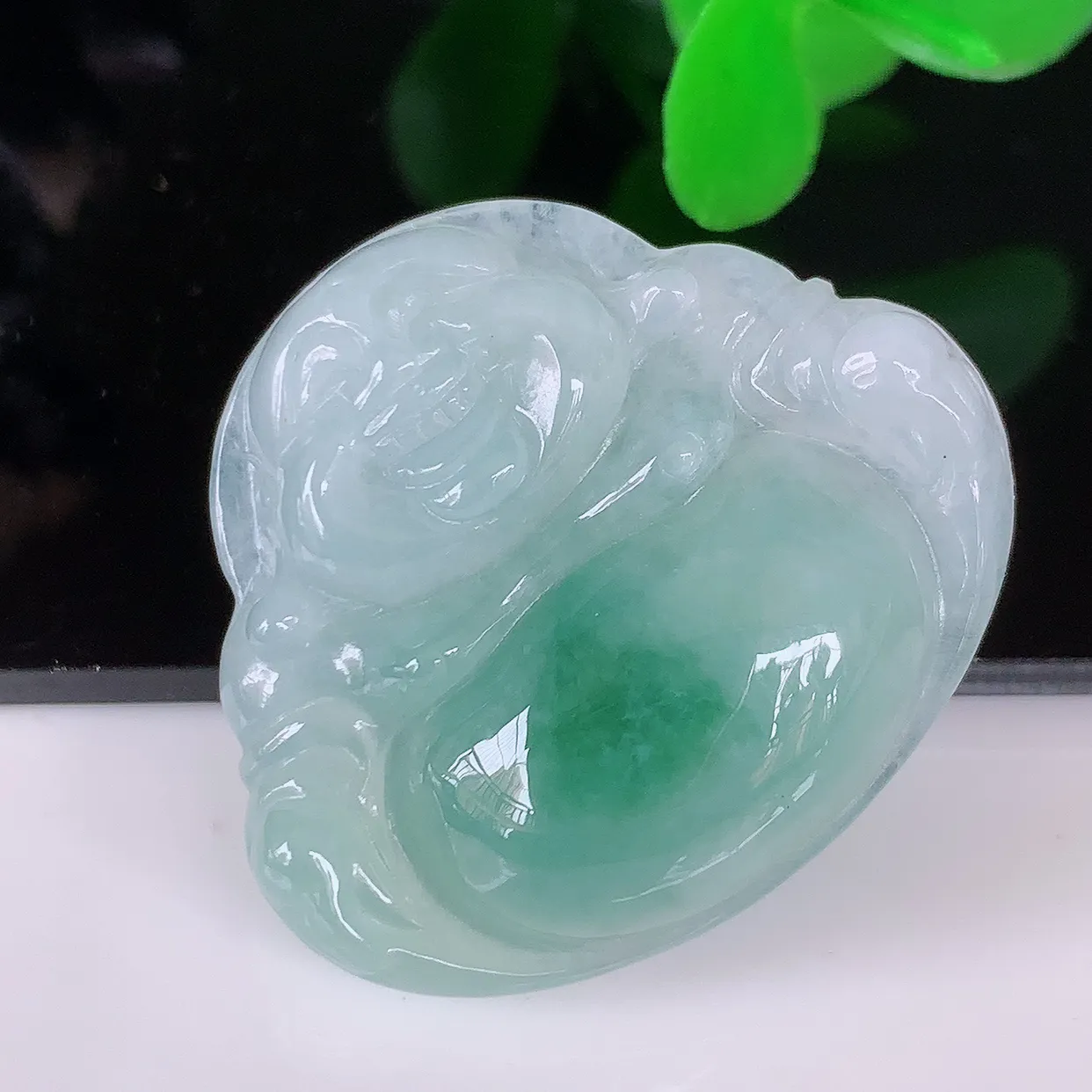 自然光实拍，冰飘花翡翠佛公吊坠，饱满， 佛公亦保平安，寓意有福（佛公）相伴，配戴优雅迷人！#57.12