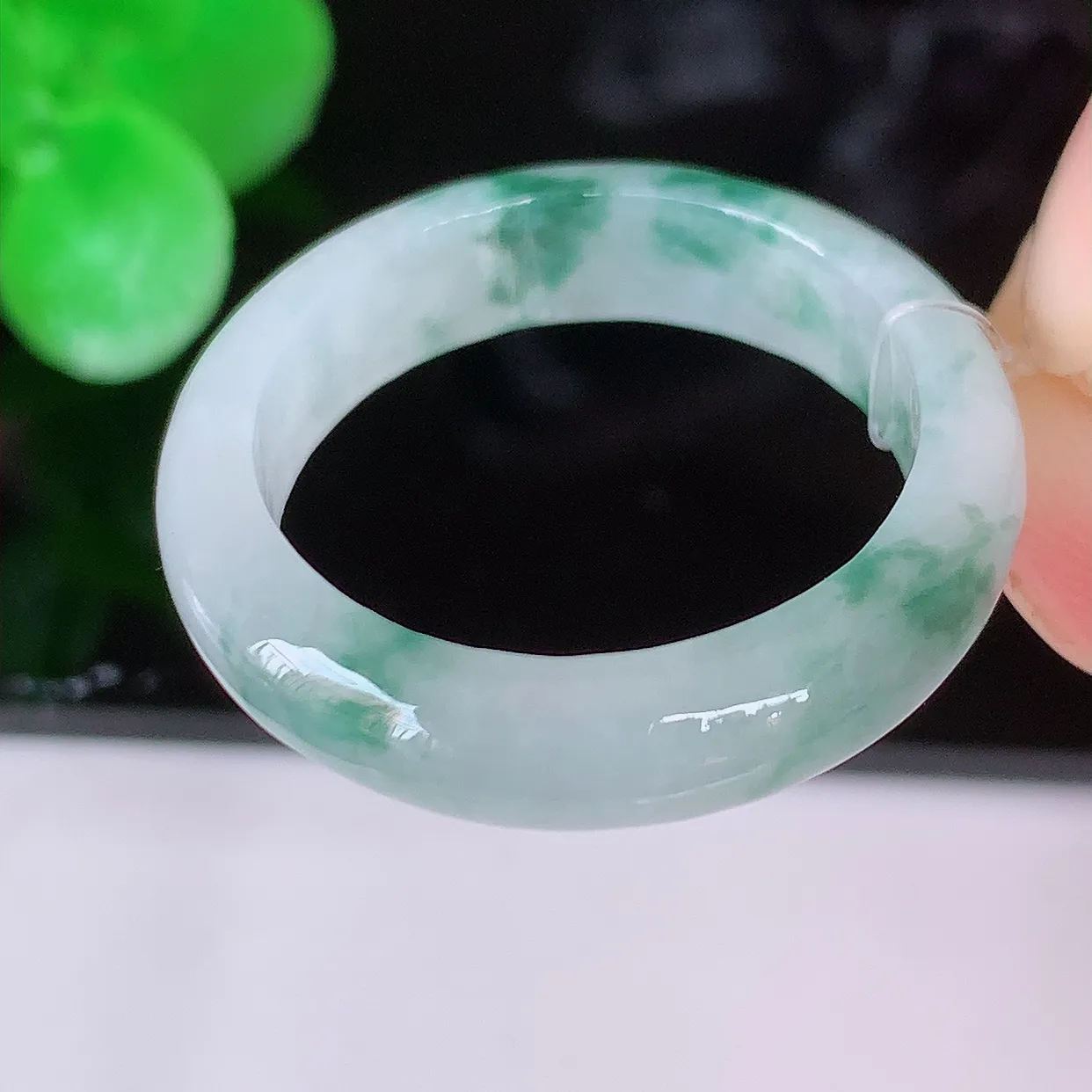 自然光实拍，19.2mm内径飘花翡翠指环，玉戒指，玉质莹润，好精美好冰润的指环，20圈口，上手纤巧！#49.12