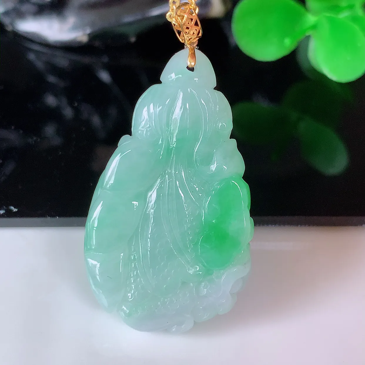 18K金镶嵌飘绿招百财白菜翡翠吊坠，百财聚来，财源滚滚，色泽鲜艳，精工水润的白菜，性价比高！#1.12整体38.5裸石34.2*20*5.8