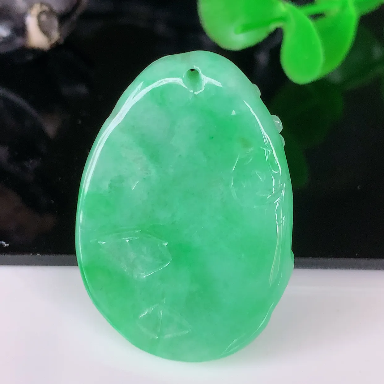 自然光实拍，冰润满绿翡翠喜上眉梢吊坠，种老水足，雕工精湛 ，寓意美好，佩戴时尚出众！#57.12