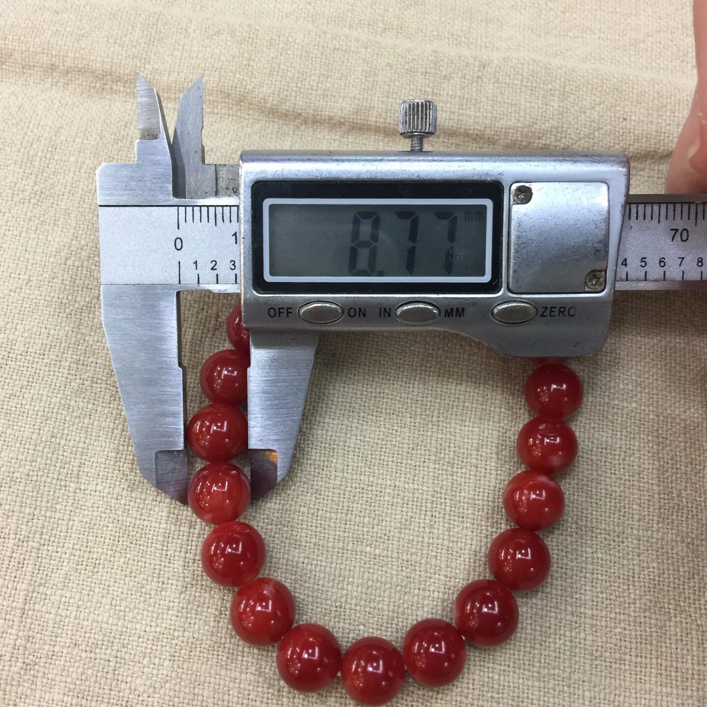 【天然日本阿卡牛血红珊瑚小9mm大圆珠单圈手串】️遇不可求！日本产地，阿卡材料，牛血红颜色，光泽柔润透亮，直径约8.77-8.26mm，重量18.13克，珊瑚本为佛教珍宝，来自深海千年生长，有生长纹，属于有机宝石，气场强大，稀少珍贵！每粒均为天然无添加无修补，有标志性白芯眼。收藏精品！传承宝贝！
