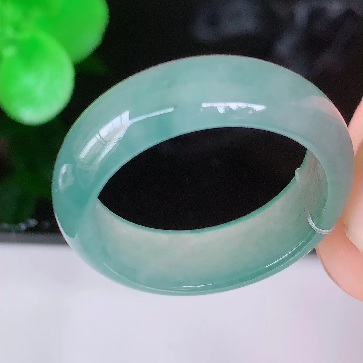 自然光实拍，19.2mm内径冰种翡翠指环，玉戒指，玉质莹润，好精美好冰润的指环，20圈口，上手纤巧！#49.12