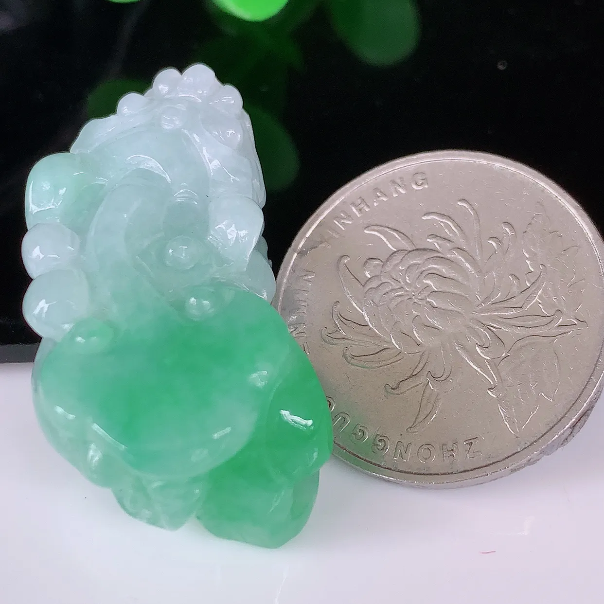 自然光实拍，冰润飘绿招财貔貅吊坠，民间有“一摸貔貅运程旺盛，再摸貔貅财运滚滚，三摸貔貅平步青云 ”的美好祝愿。#57.12