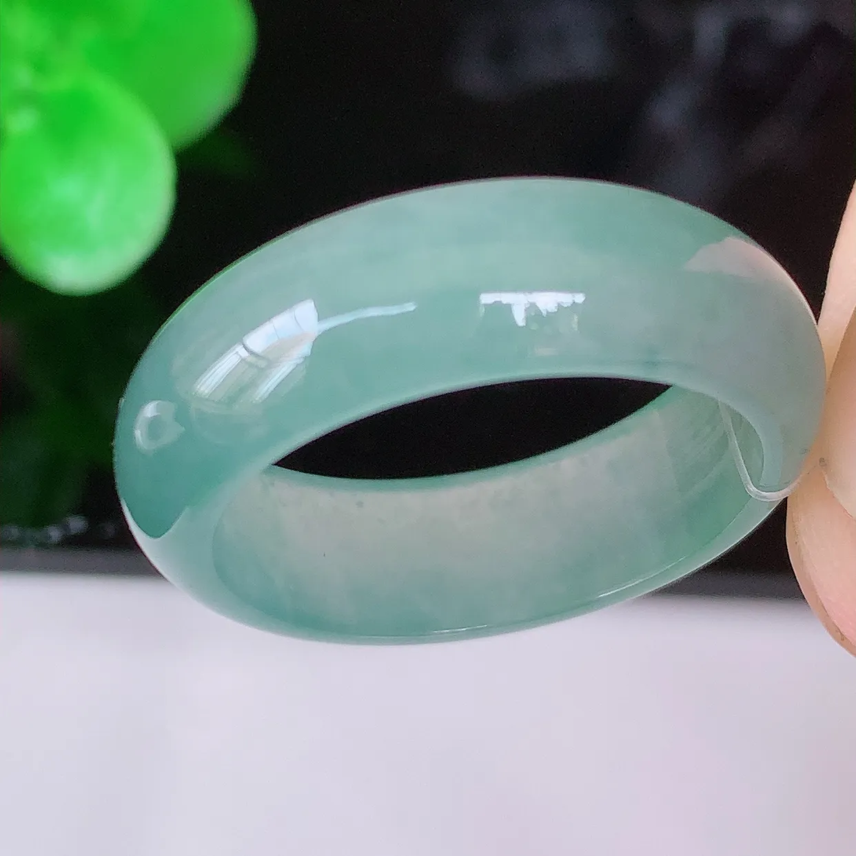 自然光实拍，19.2mm内径冰种翡翠指环，玉戒指，玉质莹润，好精美好冰润的指环，20圈口，上手纤巧！#49.12