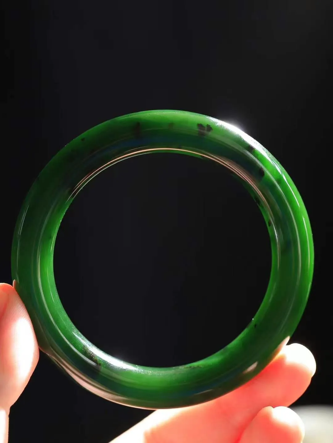 （碧色荡漾.手镯）

精品和田玉碧玉圆条手镯，灼灼其华想像靓妆淡伫 ，腕间绿意跳脱冰壶莹，坐间静对，姑射仙姿潇洒处，艳冶最奇料子油润滋腻镯型饱满，手感上佳。重54.6克   内径55.5mm尺寸10.4-10.6mm   68701180T