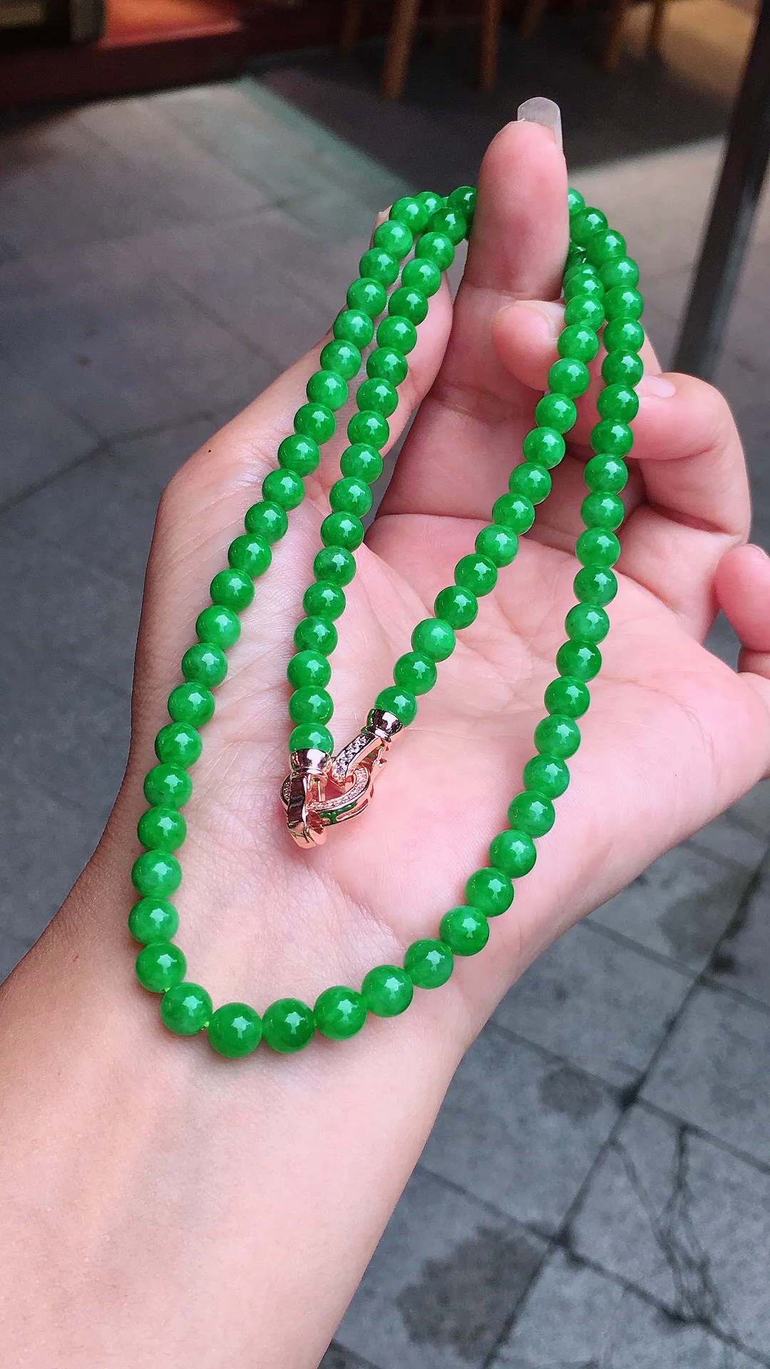 阳绿珠子项链，色泽均匀艳丽，玉质细腻，荧光感超
强，饱满圆润，气质满满