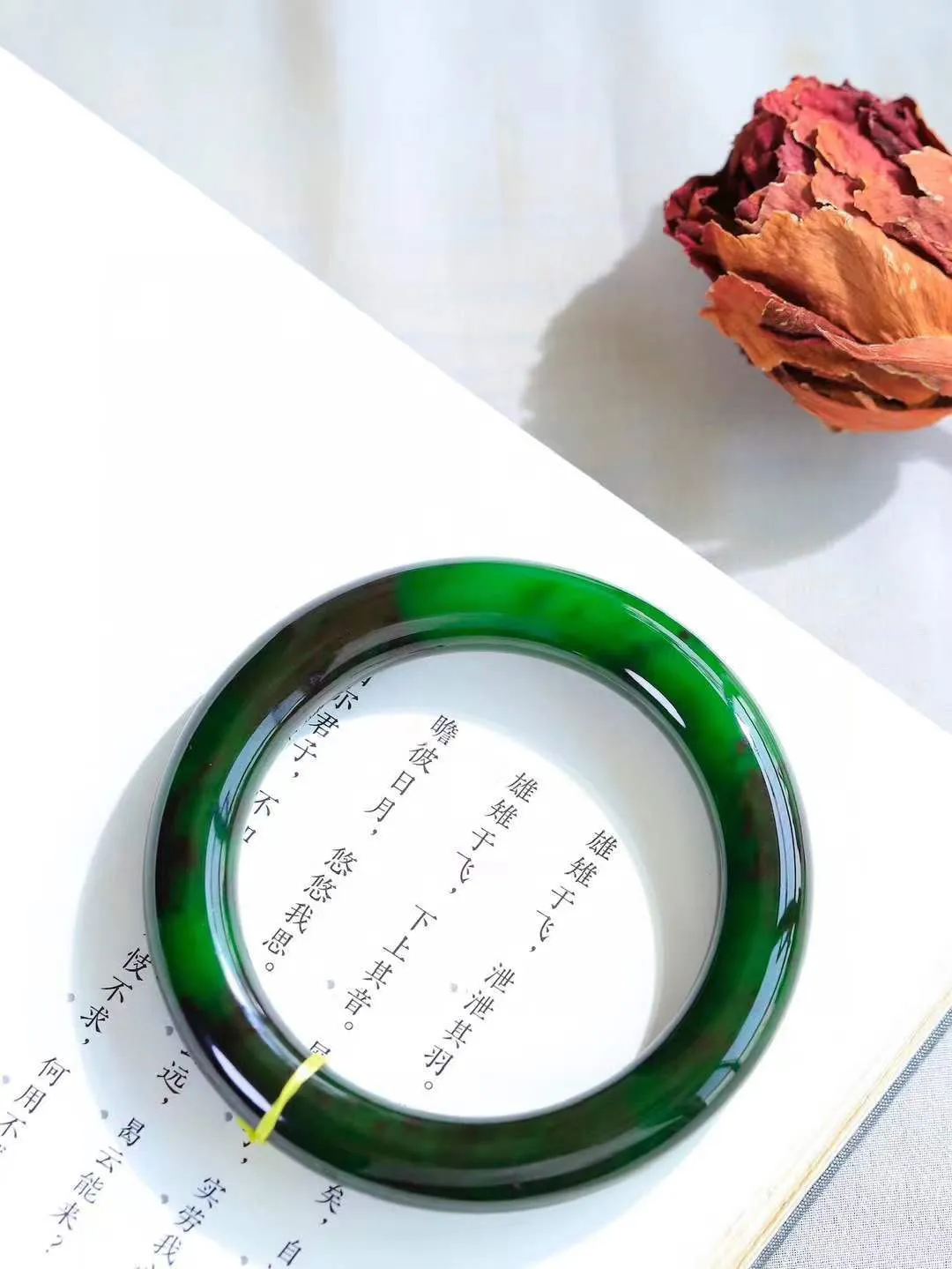 【温润如心.镯】

收藏级臻品️和田玉碧玉圆条手镯，精选上等碧玉料，色泽清透，质地细腻。佩戴它，感受千年玉文化的温润与优雅，愿它为您带来平安与幸福。重72.5克  尺寸58-11.6-11.6mm 89601254A