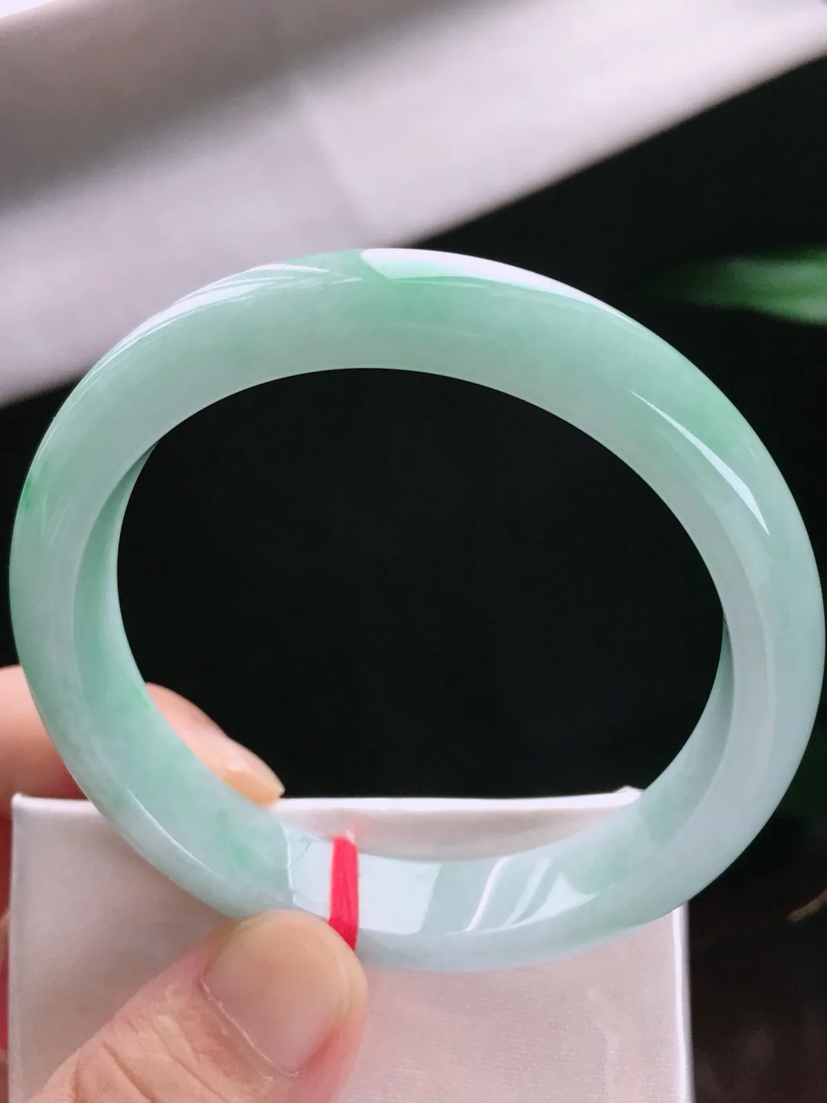 圈口59.3，正圈手镯，飘色花，玉质水润，尺寸59.3-12.6-8mm