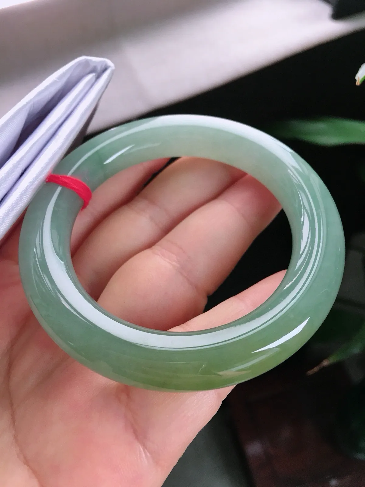 圈口55.6，圆条手镯，黄翡，玉质冰润细腻，种水好，尺寸55.6-11.8-11.8mm