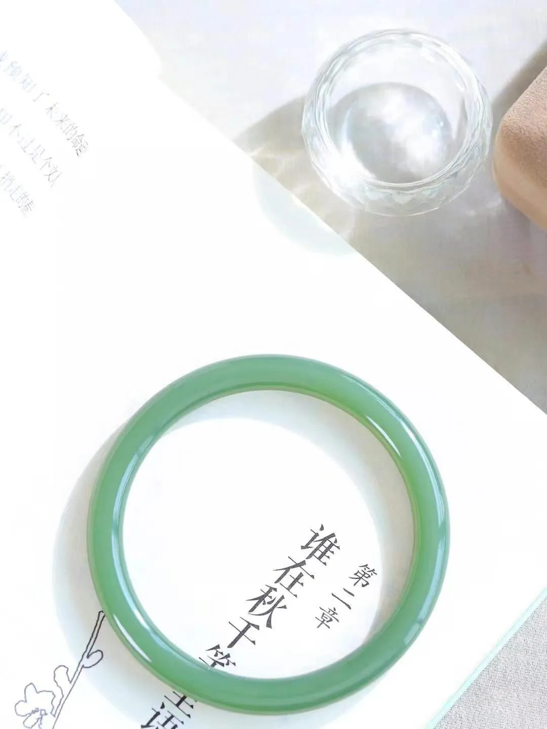 【碧色荡漾·手镯】

精品和田玉碧玉手镯，玉质细腻温润，手感舒适，️线条流畅，简约大气，美自天成，佩戴于腕间，婉约之美，举手投足间透出那份低调奢华，醉人心扉。重25.7克 内径圈口58.5mm尺寸7-7.3mm FDA-76601232
