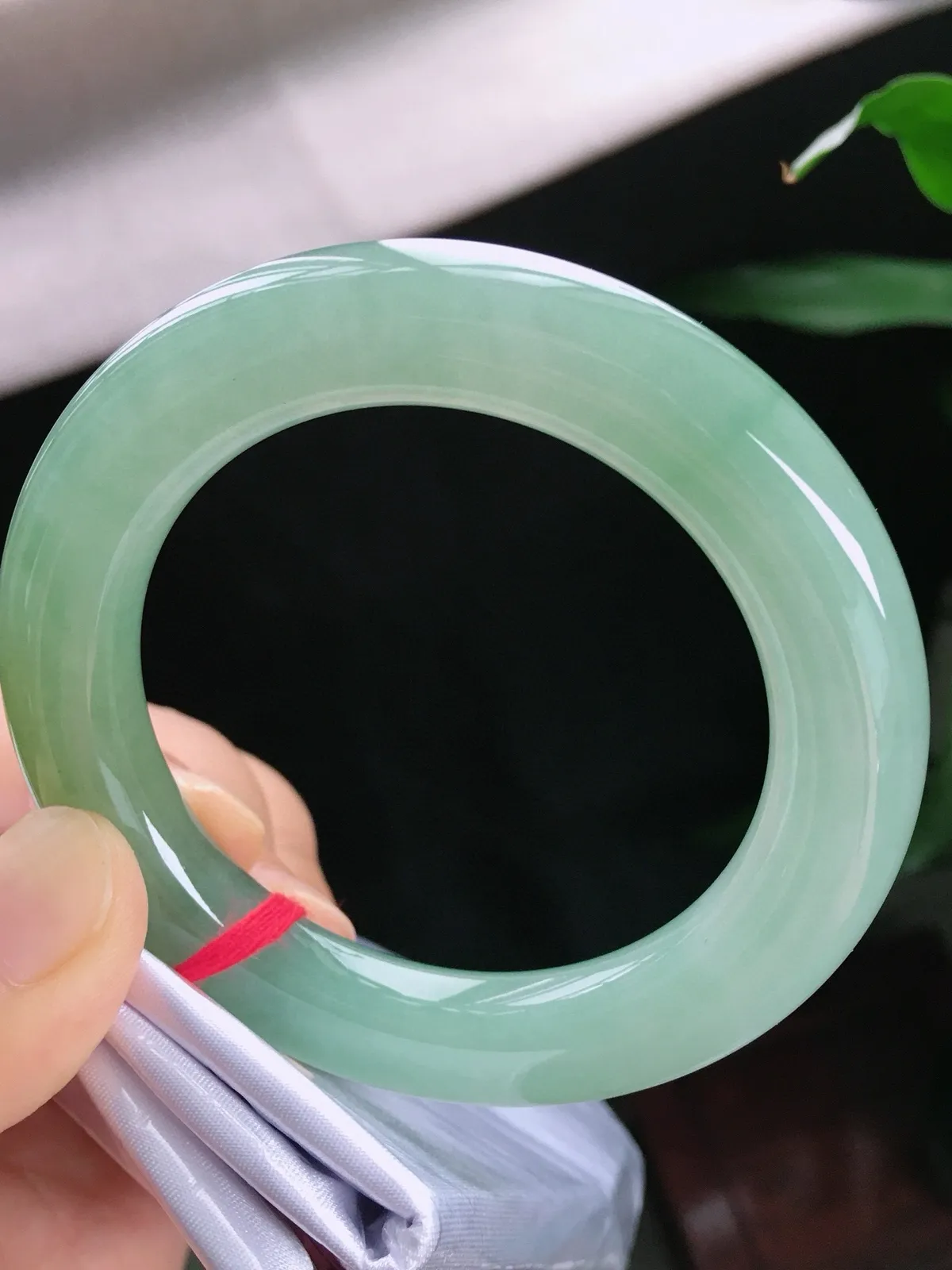 圈口55.6，圆条手镯，黄翡，玉质冰润细腻，种水好，尺寸55.6-11.8-11.8mm