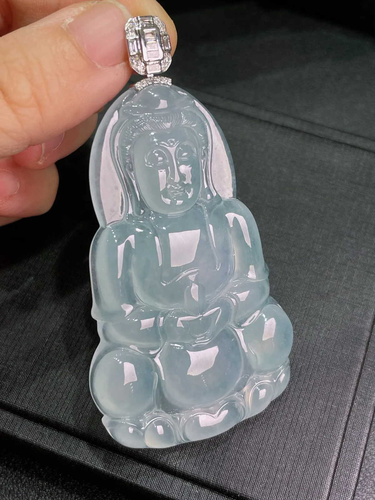 天然缅甸a货翡翠18k金镶嵌
白冰菩萨吊坠lf123
