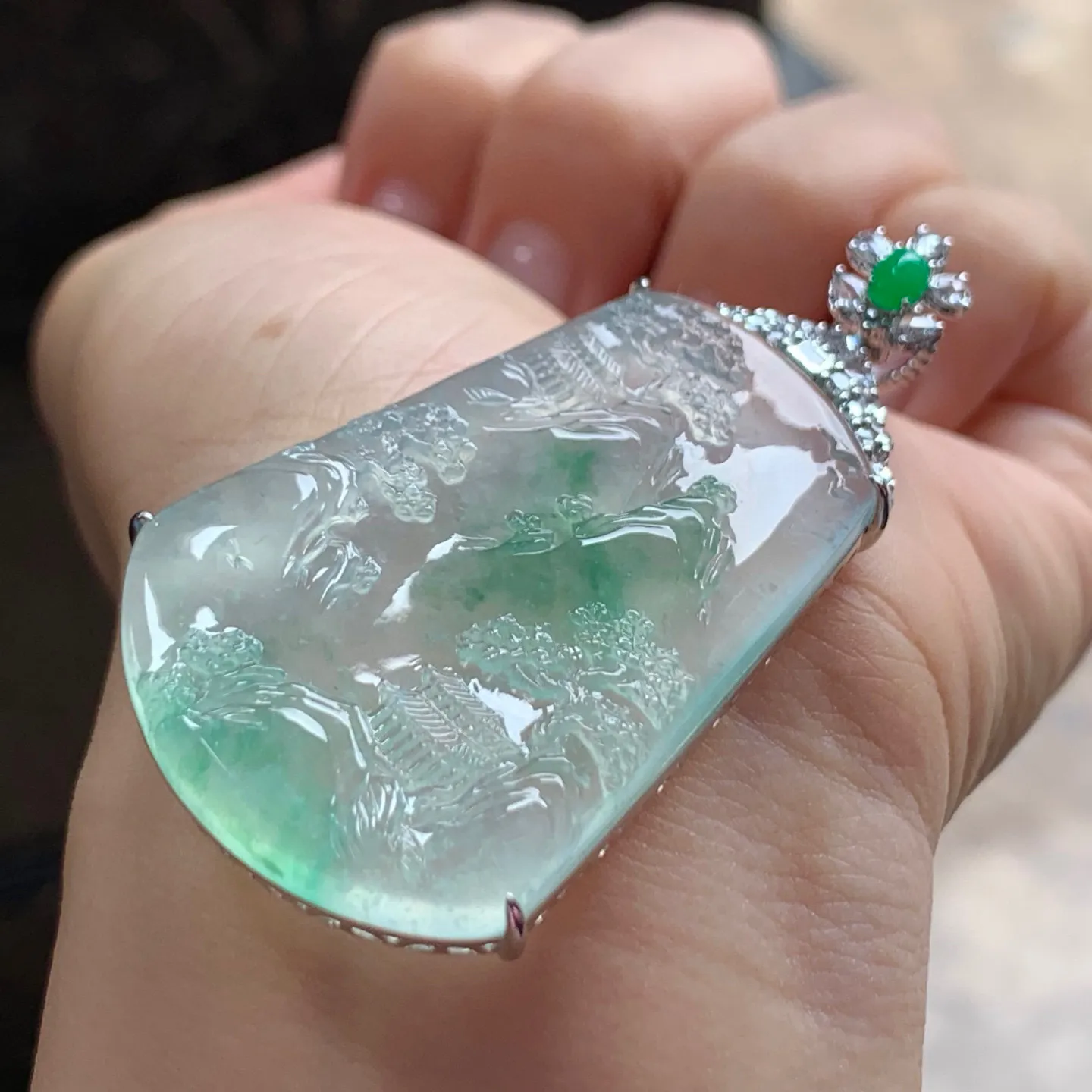 冰种色花山水牌
种老 真金镶嵌