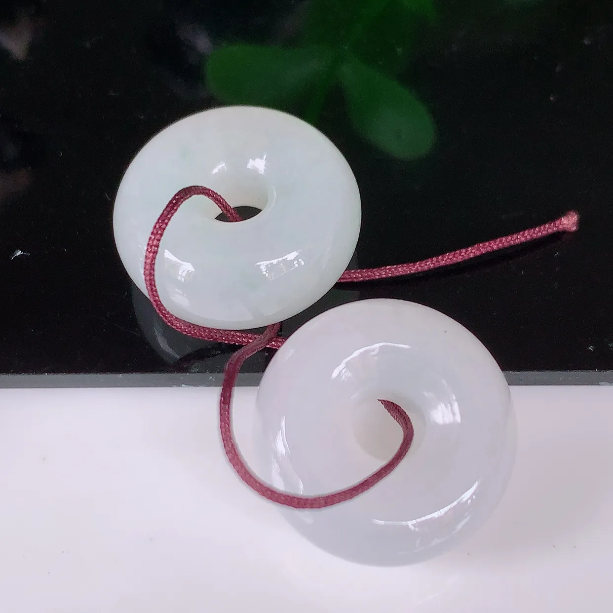 自然光实拍，飘绿一对平安扣翡翠，翠色灵动，玉质细腻，颜色漂亮，品相佳，佩戴佳品！配银线 #57.12