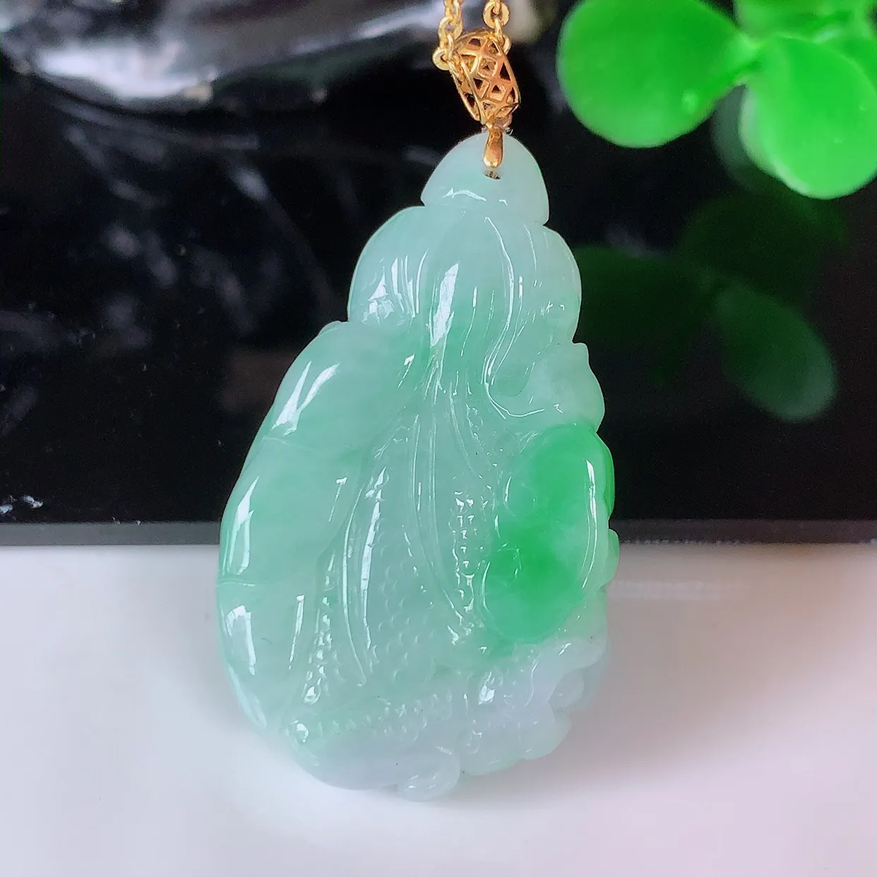 18K金镶嵌飘绿招百财白菜翡翠吊坠，百财聚来，财源滚滚，色泽鲜艳，精工水润的白菜，性价比高！#1.1