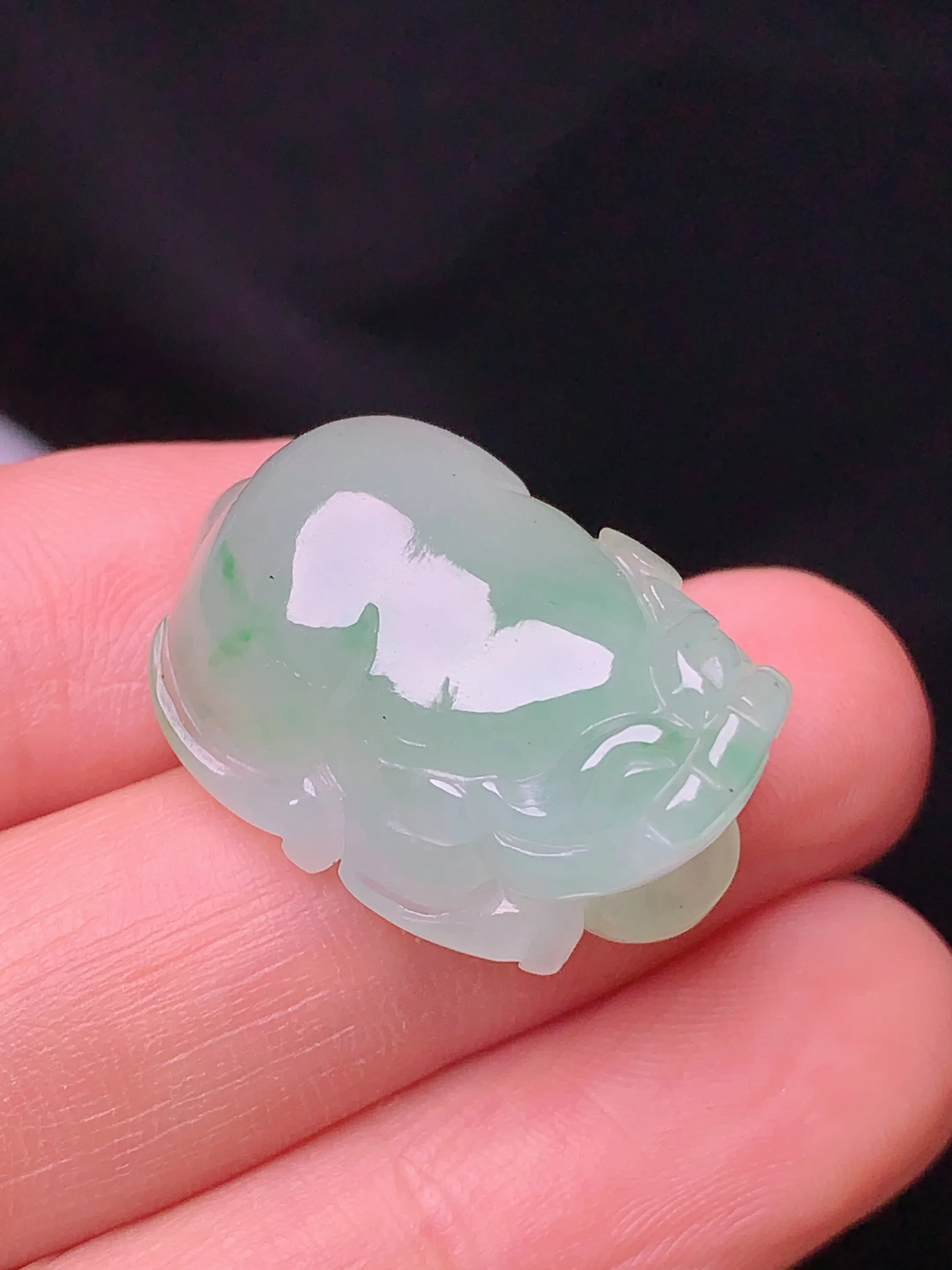 飘绿貔貅吊坠 玉质细腻 水润亮眼 整体尺寸23.5*17.5*11