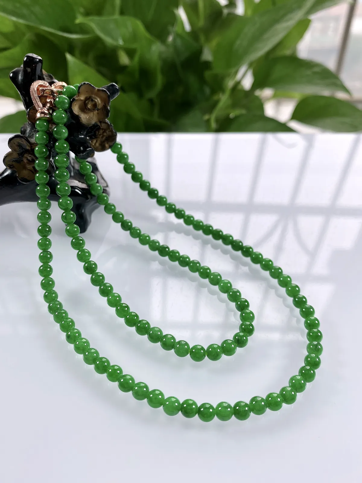收藏级别，缅甸天然翡翠A货，卡5冰种起胶满绿浓阳绿圆珠微塔珠项链手链，尺寸：大珠5mm～小珠4.7mm/120颗，长度580mm，重量：25.58g