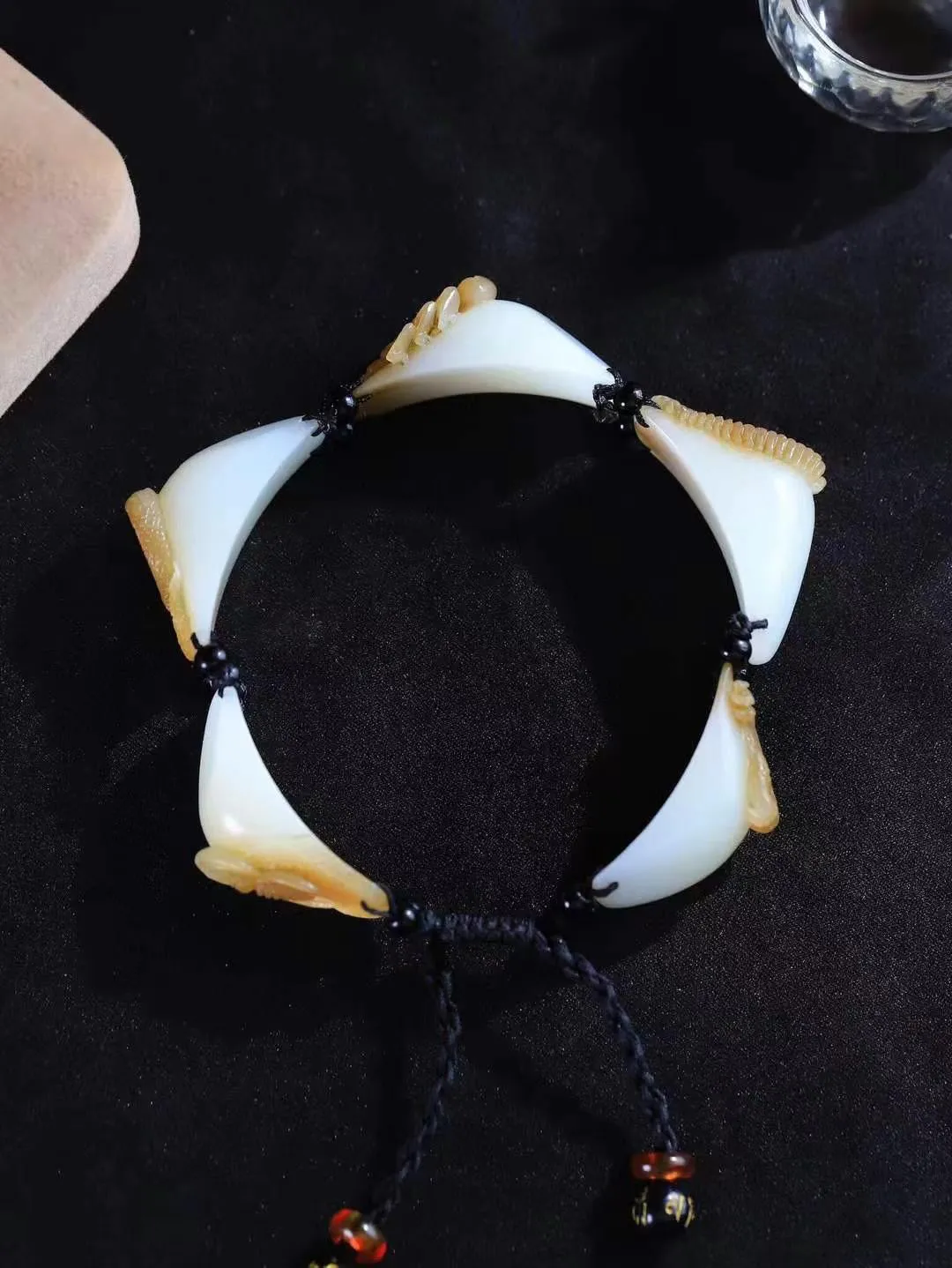 （五毒手串）

精品和田玉糖白玉五毒手串 ，玉质温润细腻，油性十足， 精工打造，伏五毒是消灾之物，一般指，蜈蚣，蜘蛛，蝎子，蟾蜍和蛇，与邪相克，以毒攻毒，百毒不侵，寓意消灾免灾，永保平安。
重62.5克   尺寸取一36-16.2-16mm  FDL-97601243