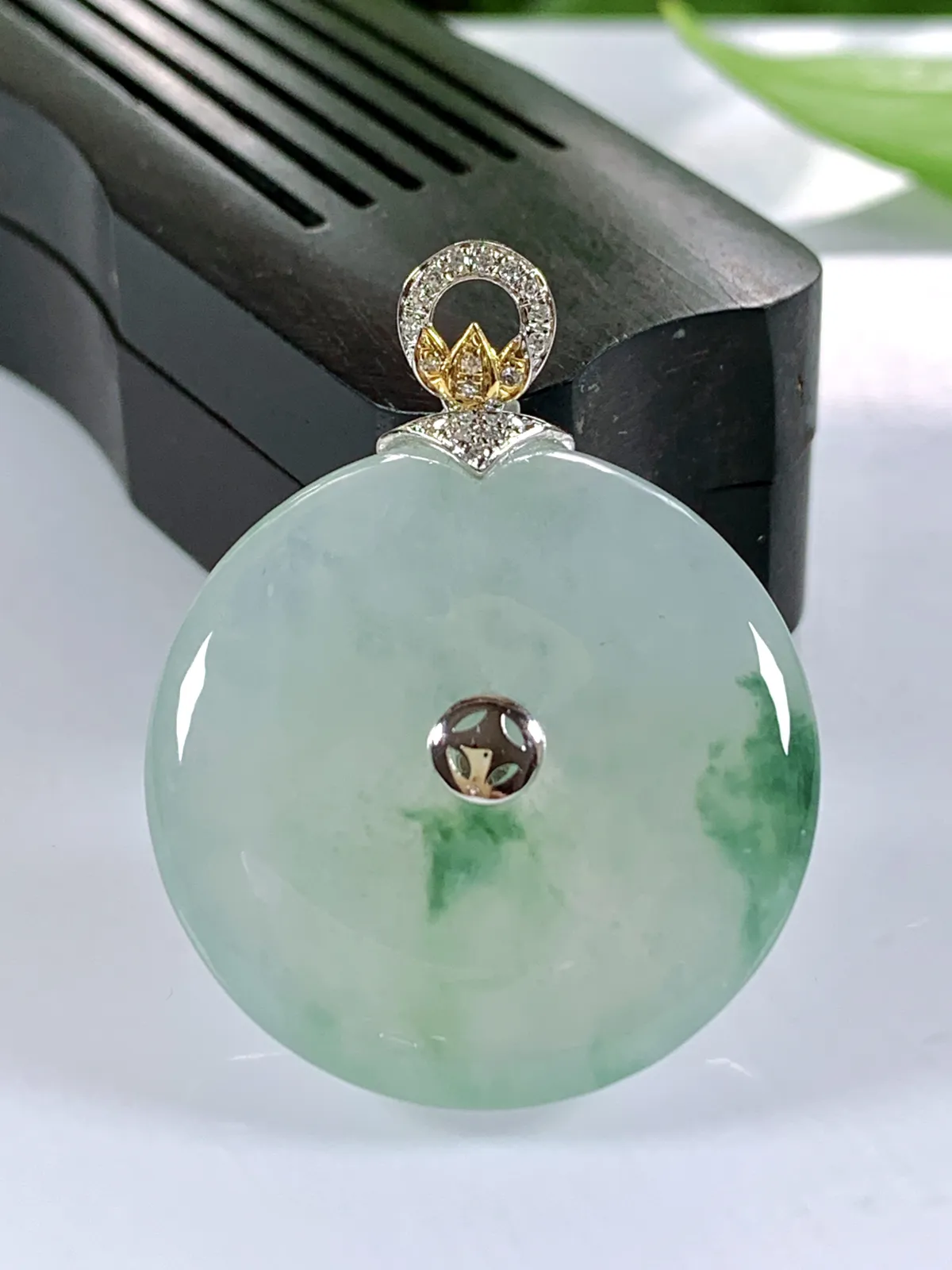 缅甸天然翡翠A货，18k金伴钻镶嵌冰种起胶飘花平安扣吊坠挂件，尺寸：整体33/25.5/5.5mm，