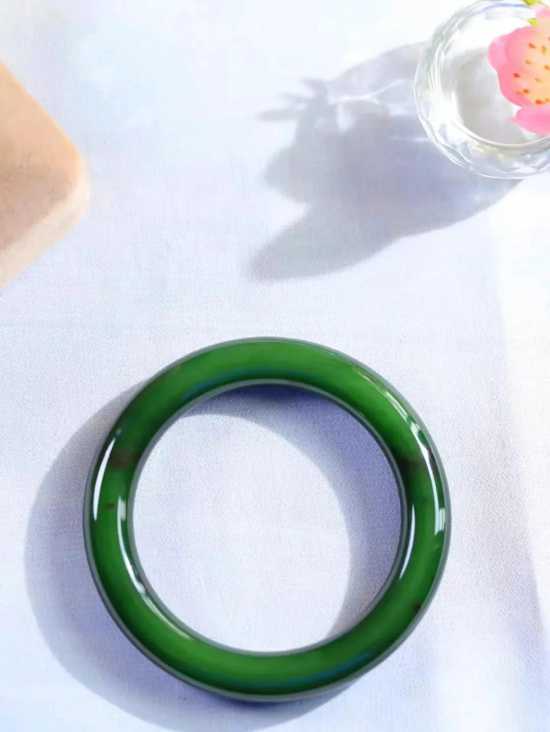 （碧色荡漾.手镯）

精品和田玉碧玉圆条手镯，灼灼其华想像靓妆淡伫 ，腕间绿意跳脱冰壶莹，坐间静对，姑射仙姿潇洒处，艳冶最奇料子油润滋腻镯型饱满，手感上佳。重54.6克   内径55.5mm尺寸10.4-10.6mm   68701180T